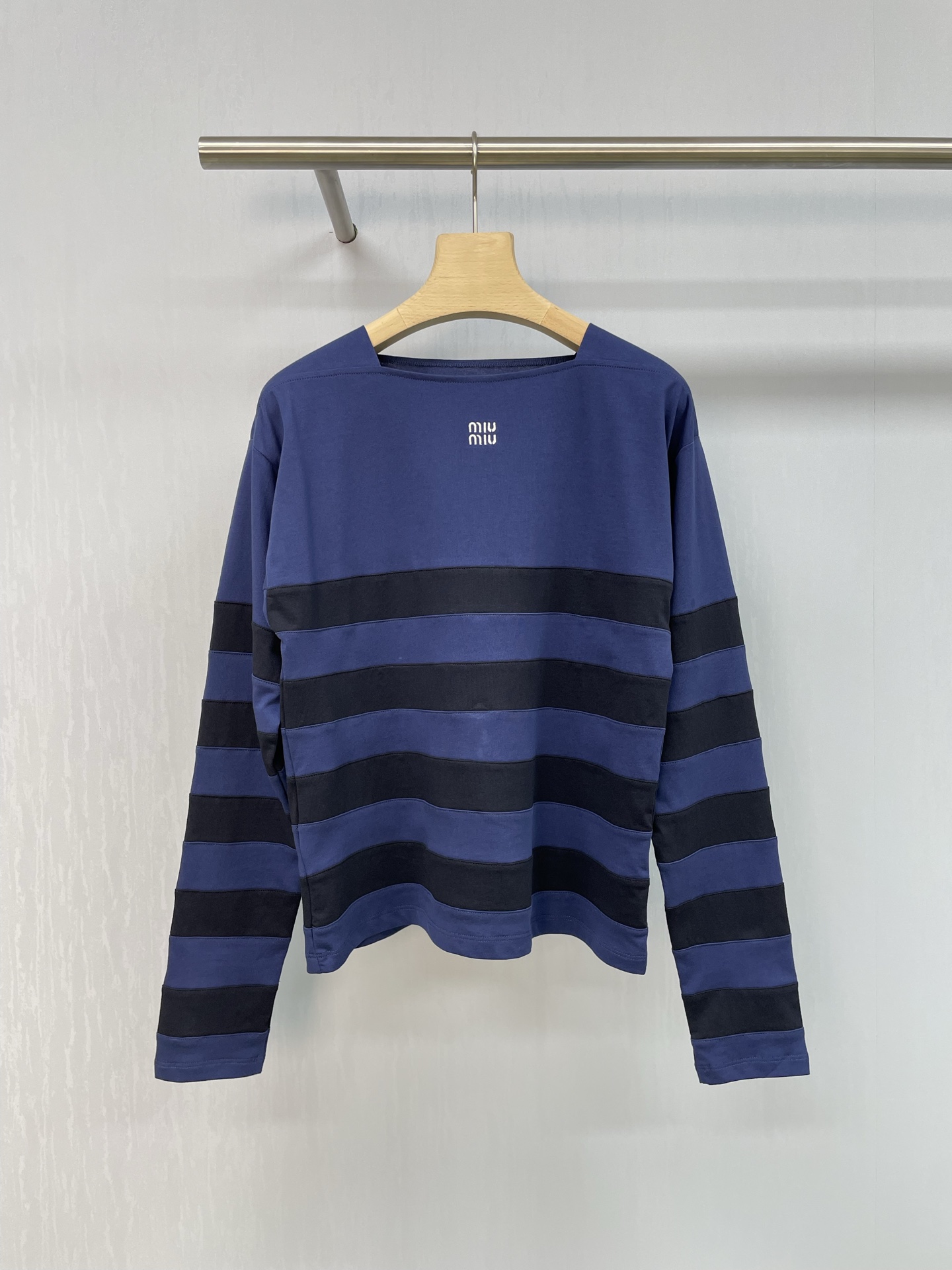 NO:451808,MiuMiu's new one-shoulder striped spliced ​​long-sleeved T-shirt, a striped long-sleeved one with a beautiful upper body. Who knows who wears this spliced ​​striped T-shirt, it looks so beautiful and has a design sense. The loose style is very friendly to the figure, the collar is not very big, and it feels very safe and doesn't have to worry about exposing it. The style you will fall in love with at a glance is simple but not losing vitality. The brand loho small letter embroidery on the chest adds a touch of playfulness, and the design of exposing the collarbone is even more sexy, suitable for those who like to show their personality in details. The length of the short-sleeved sleeves just covers the beef of the beef, which is super friendly to the slightly fat sisters. The blue stripes are classic and versatile. The casual pairing of jeans is in the style of an InS blogger, and the red stripes are eye-catching and eye-catching, instantly becoming the focus of the crowd. It is lazy and casual to wear alone, and the layering of the small suspenders is full of layers, which can be easily grasped whether it is commuting or dating.  SML  MiuMiu's new one-shoulder striped spliced ​​long-sleeved T-shirt, a striped long-sleeved one with a beautiful upper body. Who knows who wears this spliced ​​striped T-shirt, it looks so beautiful and has a design sense. The loose style is very friendly to the figure, the collar is not very big, and it feels very safe and doesn't have to worry about exposing it. The style you will fall in love with at a glance is simple but not losing vitality. The brand loho small letter embroidery on the chest adds a touch of playfulness, and the design of exposing the collarbone is even more sexy, suitable for those who like to show their personality in details. The length of the short-sleeved sleeves just covers the beef of the beef, which is super friendly to the slightly fat sisters. The blue stripes are classic and versatile. The casual pairing of jeans is in the style of an InS blogger, and the red stripes are eye-catching and eye-catching, instantly becoming the focus of the crowd. It is lazy and casual to wear alone, and the layering of the small suspenders is full of layers, which can be easily grasped whether it is commuting or dating.  SML, miumiu, jeans, T-shirt, tees, t-shirt, alexander wang19860909MiuMiu新款一字肩条纹拼接长袖T恤,一件上身就绝美的条纹长袖,这件拼接条纹T,真的谁穿谁知道,太好看太有设计感了,宽松版型对身材很友好,领口地方开的不会很大,很有安全感也不用担心走光,看一眼就会爱上的款式,简约而不失活力,胸前品牌loho小字母刺绣,增添了一丝俏皮感,露锁骨的设计更是小露性感,适合那些喜欢在细节上展现个性的你,短袖长度刚好遮住拜拜肉,对微胖姐妹超友好,蓝条纹经典又百搭,随便搭条牛仔裤就是ins博主风,红条纹吸睛又亮眼,瞬间成为人群焦点,单穿慵懒随性,叠穿小吊带层次感拉满,无论是通勤还是约会都能轻松拿捏. 码数SML MiuMiu新款一字肩条纹拼接长袖T恤,一件上身就绝美的条纹长袖,这件拼接条纹T,真的谁穿谁知道,太好看太有设计感了,宽松版型对身材很友好,领口地方开的不会很大,很有安全感也不用担心走光,看一眼就会爱上的款式,简约而不失活力,胸前品牌loho小字母刺绣,增添了一丝俏皮感,露锁骨的设计更是小露性感,适合那些喜欢在细节上展现个性的你,短袖长度刚好遮住拜拜肉,对微胖姐妹超友好,蓝条纹经典又百搭,随便搭条牛仔裤就是ins博主风,红条纹吸睛又亮眼,瞬间成为人群焦点,单穿慵懒随性,叠穿小吊带层次感拉满,无论是通勤还是约会都能轻松拿捏. 码数SML,,miumiu,jeans,T-shirt,tees，t-shirt,alexander wang,Women's clothing