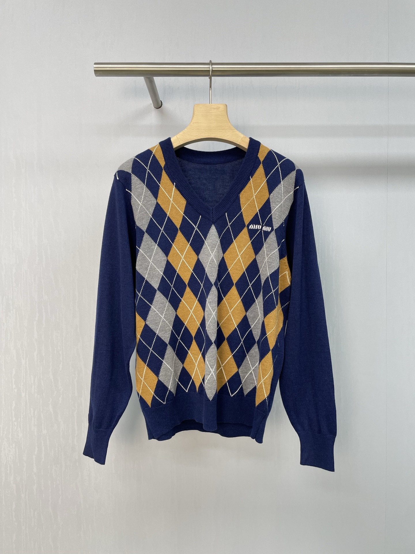 NO:451763,MiuMiu 2025 autumn and winter new diamond V-neck base shirt, soft diamond knitted sweater, gentle and high-end, a touch of tenderness when entering autumn. This Japanese college-style sweater, V-neck design makes the face look small, the diamond pattern on the chest is full of high-end, and the soft and glutinous touch makes people love it. The classic college temperament diamond plaid blends bright yellow, gray, and bright colors, giving this knitted sweater a modern and fashionable characteristic. The V-neck design and the hem shrinking ribs better modify the figure, and also provide more possibilities for outfits. Wool blend material is soft and delicate and skin-friendly while not easy to pill. The texture is fully displayed whether it is matched with jeans or skirts, making you the gentlest scenery in autumn. SML, miumiu, skirts, jeans, sweaters, alexander wang19860909MiuMiu2025秋冬新款菱格V领打底衫,软糯菱格针织衫,温柔又高级,入秋的一抹温柔,这款日系学院风针织衫,V领设计超显脸小,胸前菱格纹路高级感满满,软糯的触感让人爱不释手,经典学院气质的菱形格融入明黄、灰、的亮眼色彩搭配,赋予此款针织毛衣摩登时髦的特质,V领的设计与下摆收缩的罗纹更好地修饰身材,也为穿搭提供更多可能性,羊毛混纺材质,柔软细腻亲肤的同时不易起球,质感尽显无论是搭配牛仔裤还是半身裙,都能轻松驾驭,让你成为秋日里最温柔的风景. 码数SML,,miumiu,skirts,jeans,sweaters,alexander wang,Women's clothing