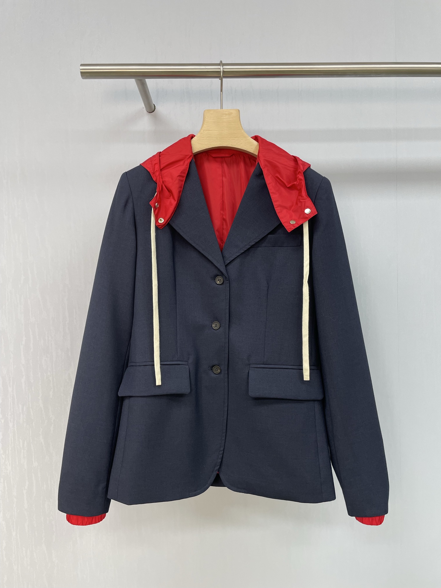 NO:451775,MiuMiu2025 new hooded wool suit jacket, fashionable and exquisite style, high-end grey style is simply too elegant. The detachable knitted hooded suit jacket adds some casual elements to the regular suit jacket, which can be commuted, casual, overlord fashion name, loose silhouette casual, fake two-piece design weakens the toughness of the suit, adds a touch of trend. The first suit in autumn must be this blue fake two-piece hooded suit jacket, long design, full of fashion sense, and can easily control daily outfits, full of high-end sense, whether commuting or dating, you can be the focus. SML, miumiu, jackets & coats, business suit, hats, alexander wang19860909MiuMiu2025新款连帽羊毛西装外套,时髦精穿搭高级格雷系简直不要太气质,可拆卸的针织连帽西装外套,在中规中矩的西装外套上加入些许休闲元素,可通勤、可休闲、霸主时髦精称号,宽松廓形休闲随意,假两件设计弱化西装硬朗感,更添一丝潮流,秋天的第一件西装,必须是这件蓝色假两件连帽小西装外套,长款设计,时尚感爆棚,日常穿搭也能轻松驾驭,高级感满满,无论是通勤还是约会,都能让你成为焦点. 码数SML,,miumiu,jackets & coats,business suit,hats,alexander wang,Women's clothing