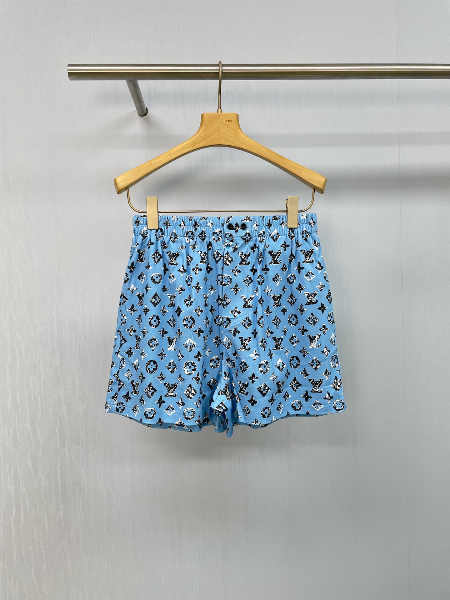 NO:451809,LV2025 spring and summer new style of presbyopia full-print shorts, summer fashion king, who knows, LV's presbyopia full-print shorts directly grasp the 'summer exquisiteness'. Sky blue + presbyopia is so amazing, covered with classic LV presbyopia pattern, exquisite filters are full, drawstring design is friendly to all kinds of figures, wear it alone, wear a white T-shirt  Instantly refined and fashionable pure cotton fabric is light and breathable, and the presbyopia design never goes wrong. The fashionable and practical wearable are perfectly integrated. When hung on the hanger, it looks like a fashion blockbuster. The atmosphere is hard to grasp. The fabric is treated with washing process, soft and skin-friendly, and has good breathability. It also has good moisture and sweating performance. Xia Li is comfortable to wear and not stuffy. The high-density knitted structure gives the fabric a moderate thickness and drape, which is anti-wrinkle and wear-resistant, and it is not easy to deform after wearing it. It is loosely tailored, and it is free to move without restraint. The front side is obliquely inserted into three-dimensional pocket design, retro and practical and convenient. It is very good when paired with T-shirts and shirts. Sisters who like this simple and lazy style can rush it.!  SML, louis vuitton, shorts,shirts,tees,t-shirt,alexander wang19860909LV2025春夏新款老花满印短裤,夏日时髦王炸,谁懂啊LV这条老花满印短裤直接把“夏日精致”拿捏,天蓝+老花太绝了,铺满经典LV老花图案,精致滤镜拉满,抽绳设计对各种身材都友好,单穿、搭个白T 秒变精致时髦精纯棉面料轻薄透气,老花设计永不出错,时髦感与实穿性完美融合,挂在衣架上都像时尚大片,氛围感狠狠拿捏,面料经水洗工艺处理,触感柔软亲肤,透气性佳,同时具备良好的吸湿排汗性能,夏李穿着舒适不闷热,高密度针织结构赋予面料适中的厚度与垂坠感,抗皱耐磨,久穿不易变形,宽松剪裁,活动自如不束缚,前侧斜插立体口袋设计,复古且实用便捷,搭配T恤衬衫都很可以,喜欢这种简洁慵懒风的姐妹可以冲.！码数SML,,louis vuitton,shorts,shirts,tees，t-shirt,alexander wang,Women's clothing