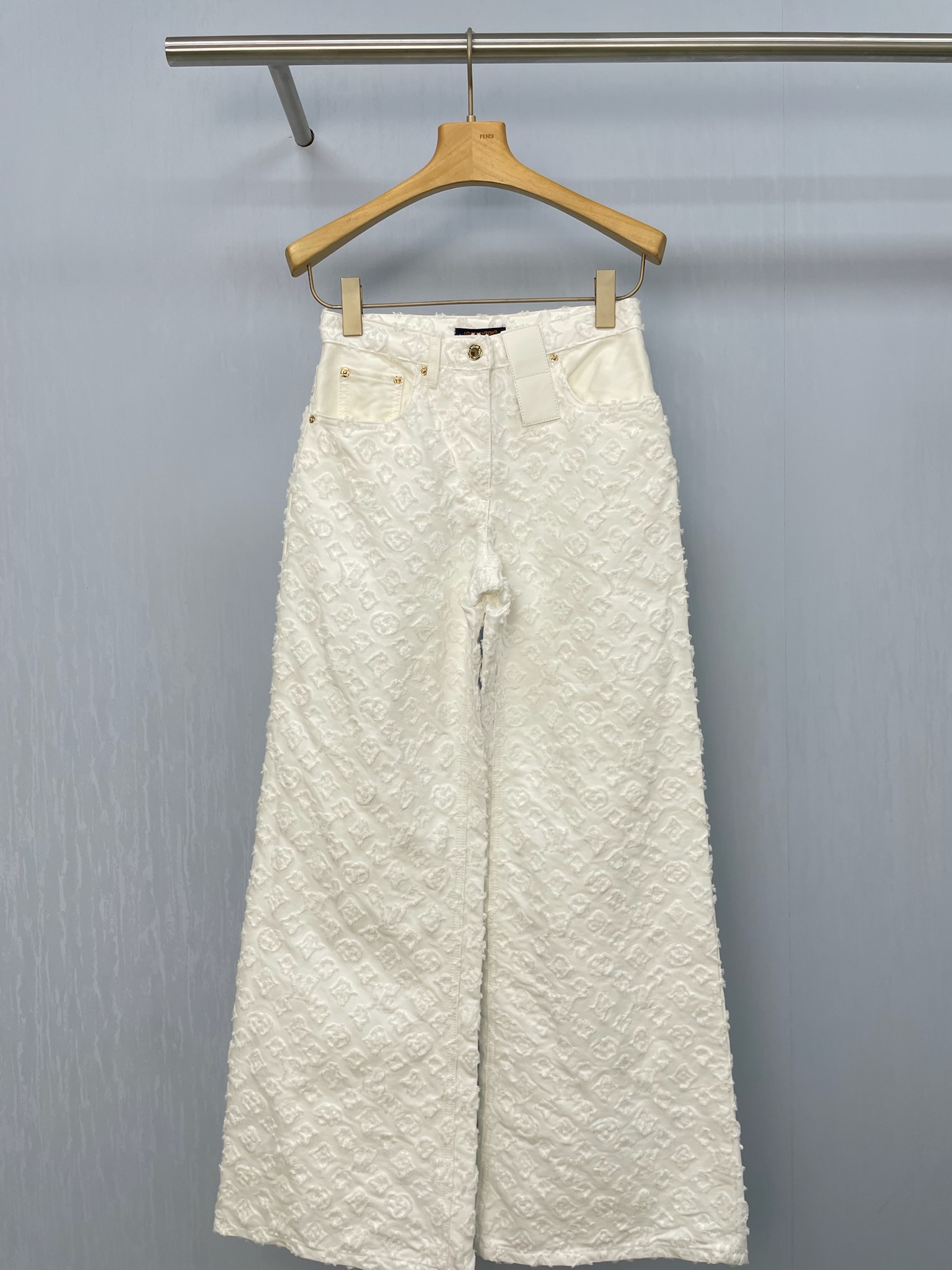 NO:451766,LV2025 letter jacquard beige cotton gadilla casual trousers, must-have American casual trousers, this jacquard design-like denim straight-leg pants is definitely your perfect choice. The style can not only modify the leg shape, but also add a bit of casual and lazy charm. The jacquard denim fabric makes the overall look more layered and no longer monotonous. The straight-leg pants design does not pick on the figure. No matter which body type you are, you can easily control it. Moreover, the off-white denim shorts are simply a versatile artifact. No matter what top you match, you can go out easily. This style is not only suitable for daily wear, but also a must-have item for street photography. Buy it now and let your summer fashion index soar. SML,,louis vuitton, shorts,alexander wang19860909LV2025字母提花米色棉质华达呢休闲长裤,必备美式休闲长裤,这款提花设计感牛仔直筒裤绝对是你的完美选择,版型既能修饰腿型,又增添了几分随性慵懒的韵味,提花牛仔面料,让整体看起来更有层次感,不再单调,直筒的裤型设计,不挑身材,无论你是哪种体型,都能轻松驾驭,而且米白色调的牛仔短裤,简直是百搭神器,无论搭配什么上衣,都能轻松出门,这个款式,不仅适合日常穿搭,也是街拍的必备单品,赶紧入手,让你的夏日时尚指数飙升. 码数SML,,louis vuitton,shorts,alexander wang,Women's clothing