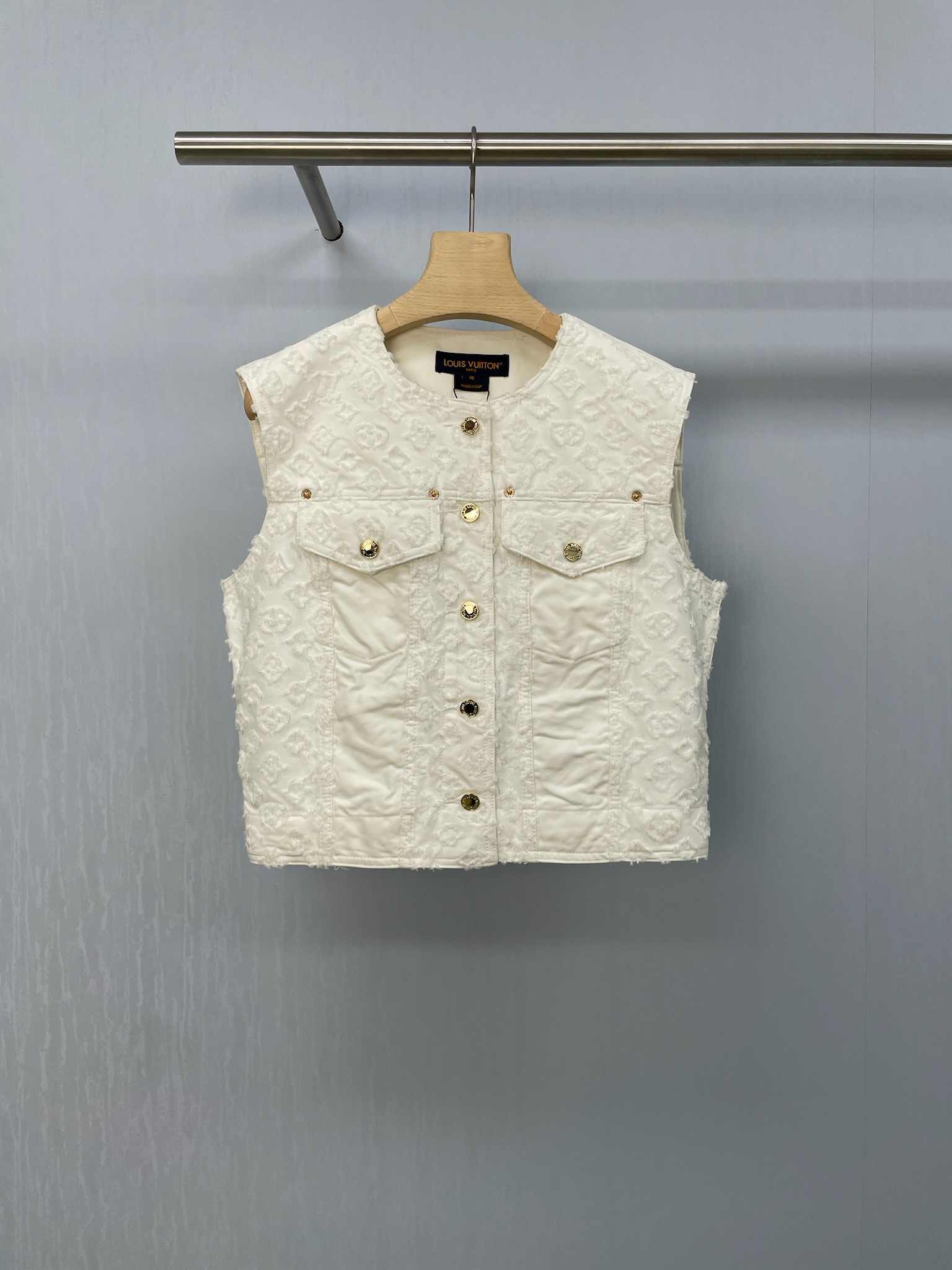 NO:451778,LV2025 new jacquard flower cut denim vest, elegant 'dance' from heavy crafts tassel flower cut jacquard, polyester cotton diamond lattice large jacquard flower cut fabric, cotton large jacquard flower cut, beautiful and illusory tassel flower cut, double craft flower cut, jacquard warp and weft interweaving, regular diamond lattice shape, bold abstract touch, cloth tassels show exquisite jacquard craft, three-dimensional rich concave and convex texture, forming a natural visual effect, the overall feeling gives people a gentle and romantic aura  The texture expresses a lively and elegant style. The 'Si Si' jacquard texture is full, dense, delicate and rich, rich, rich in muscles, and very skin-friendly and comfortable. The fabric is tight and dense, tassel diamond-shaped, beautiful and vivid. The beige denim fabric has its own gentle temperament and the casualness of a denim. The sleeveless style is super practical in summer, not only not stuffy, but also can easily concave the shape. The front pocket and button design is retro and playful. It is easy to button on or wear it openly, and it is very stylish.  SML, louis vuitton,alexander wang19860909LV2025新款提花剪花牛仔马甲,来自重工艺流苏剪花提花的优雅“舞”动,涤棉菱形格大提花剪花面料,棉大提花剪花,唯美唯幻的流苏剪花,双重重工艺剪花,提花经纬交织,规则菱形格花型,毛须触感大胆抽象,布面流苏展现精美提花工艺,立体丰富的凹凸肌理感,形成天然的视觉效果,整体感觉给人温柔浪漫的气场,肌理间表达出灵动优雅范,「丝丝」提花肌理饱满,密实细腻丰富,富有筋骨,又很亲肤舒适,面料紧致密实,流苏菱形格,美感生动轻灵,米色的牛仔面料,自带温柔气质,又有牛仔的随性,无袖的款式在夏天超实用,既不会闷热,还能轻松凹造型,前面的口袋和纽扣设计,复古又俏皮,随意扣上或者敞开穿,都很有范儿. 码数SML,,louis vuitton,alexander wang,Women's clothing