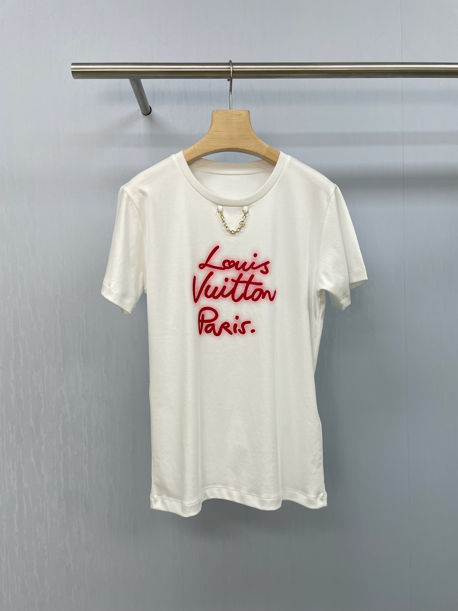 NO:452267,LV2025 Spring and Summer New Chain Letter Embroidery Long T-shirt, Spring and Summer Show Series, exquisite printing and brand metal chain decoration, small and short designs are more youthful and fashionable. This top is a favorite of hot girls. The slim design easily shows perfect curves. The irregular short cut adds a bit of playfulness and personality. Walking on the street, it is definitely a blast of turning back. Moreover, its fabric texture is soft and comfortable, and it is not burdened to wear. Whether worn alone or as a base, it can add points to your summer look. The white style is a versatile artifact. Hurry up and buy one and make yourself the focus of summer fashion.,,louis vuitton,tees, t-shirt,alexander wang19860909LV2025春夏新款链条字母刺绣长款T恤,春夏秀款系列、精致的印花搭配品牌金属链条装饰、小短款的设计搭配起来更年轻时尚,这款上衣简直是辣妹们的心头好,修身的设计,轻松展现完美曲线,不规则的短款剪裁,增添了几分俏皮与个性,走在街头,绝对是回头率爆表的存在,而且,它的面料质地柔软舒适,穿起来一点都不负担,无论是单穿还是作为打底,都能为你的夏日造型加分,白色款更是百搭神器,赶紧入手一件,让自己成为夏日时尚的焦点吧.,,louis vuitton,tees，t-shirt,alexander wang,Women's clothing