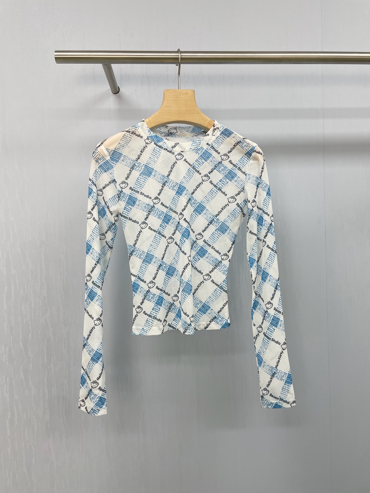 NO:452275,REVAN 2025 autumn HelloKitty blue plaid mesh base shirt, this niche design Kitty cat shirt is really amazing, its design is really unique, perfectly combining cute Kitty cat elements with fashionable blouse styles, the exquisite Kitty cat pattern on the chest seems to be saying playfully, the details show ingenuity, the design of the cuffs and hem is also clever, the slight closure is not too tight, but can well modify the body, making the whole person look more neat and stylish, the fabric is also top-notch, soft and skin-friendly, and it is super comfortable to wear close to the body, just like being gently wrapped in clouds,  It is also breathable. Even if you wear it in stuffy weather, you won’t feel stuffy. The color combination is even more amazing. The fresh and sweet tones give people a full sense of girl. Whether it is paired with jeans or short skirts, you can easily create different styles and feel full of fashion. When you wear it, you instantly feel like you have become the focus of fashion. Walking on the street, you have a very high return rate. This niche and unique design doesn’t have to worry about wearing the same clothes as others, allowing you to easily show your personality charm. In short, this Kitty cat blouse is really heart-warming. If you also want to have a unique fashion item, you might as well try it.  SML, skirts, jeans, alexander wang19860909REVAN芮范2025秋季HelloKitty蓝色格纹网纱打底衫,这件小众设计感Kitty猫罩衫真的绝了,它的设计真的太独特啦,将可爱的Kitty猫元素与时尚的罩衫款式完美结合,胸前精致的Kitty猫图案,仿佛在俏皮地打招呼,细节之处尽显匠心,袖口和下摆的设计也很巧妙,微微的收口,既不会过于紧绷,又能很好地修饰身形,让整个人看起来更加利落有型,面料也是一级棒,柔软亲肤,贴身穿超级舒服,就像被云朵轻轻包裹着一样,而且透气性也很好,即使在闷热的天气里穿,也不会觉得闷热,颜色搭配更是一绝,清新又甜美的色调,给人一种满满的少女感,无论是搭配牛仔裤,还是小短裙,都能轻松营造出不同的风格,时尚感满满哒,穿上它,瞬间感觉自己变成了时尚焦点,走在街上,回头率超高的,这种小众又独特的设计,不用担心会和别人撞衫,让你轻松展现自己的个性魅力,总之,这件Kitty猫罩衫真的太让人心动啦,宝子们如果也想拥有一件与众不同的时尚单品,不妨试试它. 码数SML,,skirts,jeans,alexander wang,Women's clothing