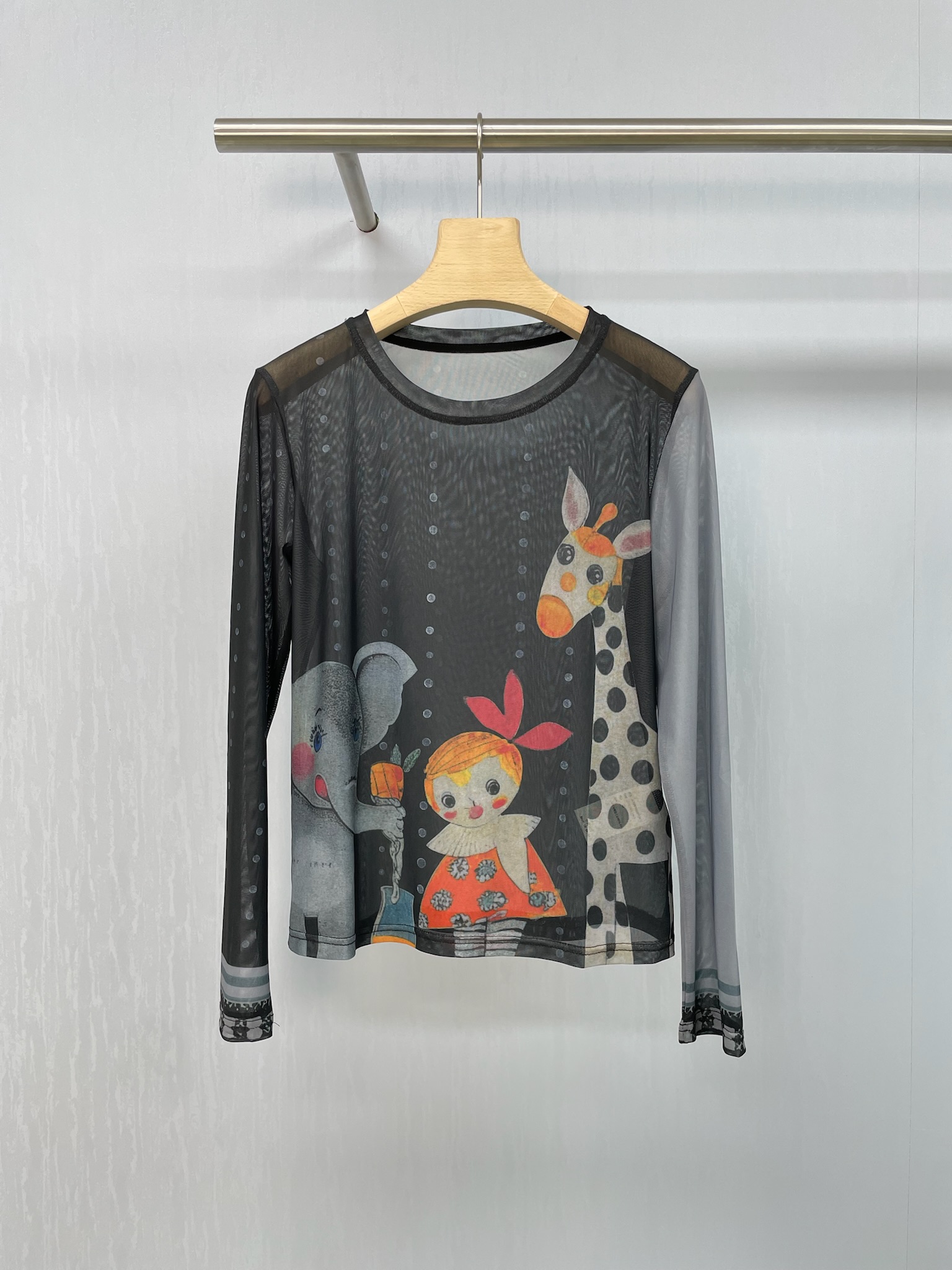 NO:452283,AUBRUINO  25 spring and summer new hand-painted lace printed animal doll mesh long sleeves, sweet and cool girls must have, this sunscreen shirt is super amazing, whoever wears it is a sweet and cool elf, summer sun protection and fashion are perfectly integrated, I don’t allow anyone else to know, as soon as I upper body, it is hard to grasp its design, cartoon print on the chest, milk is cool and cool, every pattern seems to pop out from a fairy tale, soft and cute, with a little personality, wear it, instantly becomes the focus of the crowd, cute to the point of the crowd, so cute that it is foul, the mesh material is simply a summer savior, breathable and not stuffy, when the wind blows, it brings silk  It is cool and comfortable like not wearing clothes. The long-sleeved style protects the skin from wind and rain in all directions. It is no longer afraid of being tanned and damaged. It is suitable for cycling, shopping, traveling, and all kinds of scenes. Moreover, it is extremely matched with a solid-colored suspender inside, revealing its slender collarbone and shoulders. It is pure and sexy. It is paired with high-waisted shorts and shows off its straight and long legs and full of energy. Whether it is daily going out or vacation, it can be easily controlled. Taking photos makes it feel full of atmosphere. It is enough to have it this summer. Sweet and cool girl closes her eyes and will really regret not buying it.  SML, shorts, alexander wang19860909AUBRUINO 25春夏新款手绘蕾丝印花动物娃娃网纱长袖,甜酷女孩必备,这件防晒衫超神,谁穿谁是甜酷小精灵,夏日防晒与时尚完美融合,我不允许还有人不知道,一上身就被它的设计狠狠拿捏,胸前卡通印花,奶酷奶酷的,每一处图案都像是从童话里蹦出来的,软萌又带着点小个性,穿上它,秒变人群焦点,可爱到犯规,网纱材质简直是夏日救星,透气不闷汗,风吹过时,带来丝丝凉意,舒服得像没穿衣服,长袖的款式,全方位为肌肤遮风挡雨,再也不怕被晒黑晒伤,骑车、逛街、旅行,各种场景都适配,而且它的搭配超绝,内搭纯色小吊带,露出纤细的锁骨和肩膀,纯欲又性感,搭配高腰短裤,大秀笔直长腿,元气满满,不管是日常出街还是度假游玩,都能轻松驾驭,拍照更是氛围感拉满,这个夏天有它就够了,甜酷风女孩闭眼冲,不买真的会后悔. 码数SML,,shorts,alexander wang,Women's clothing