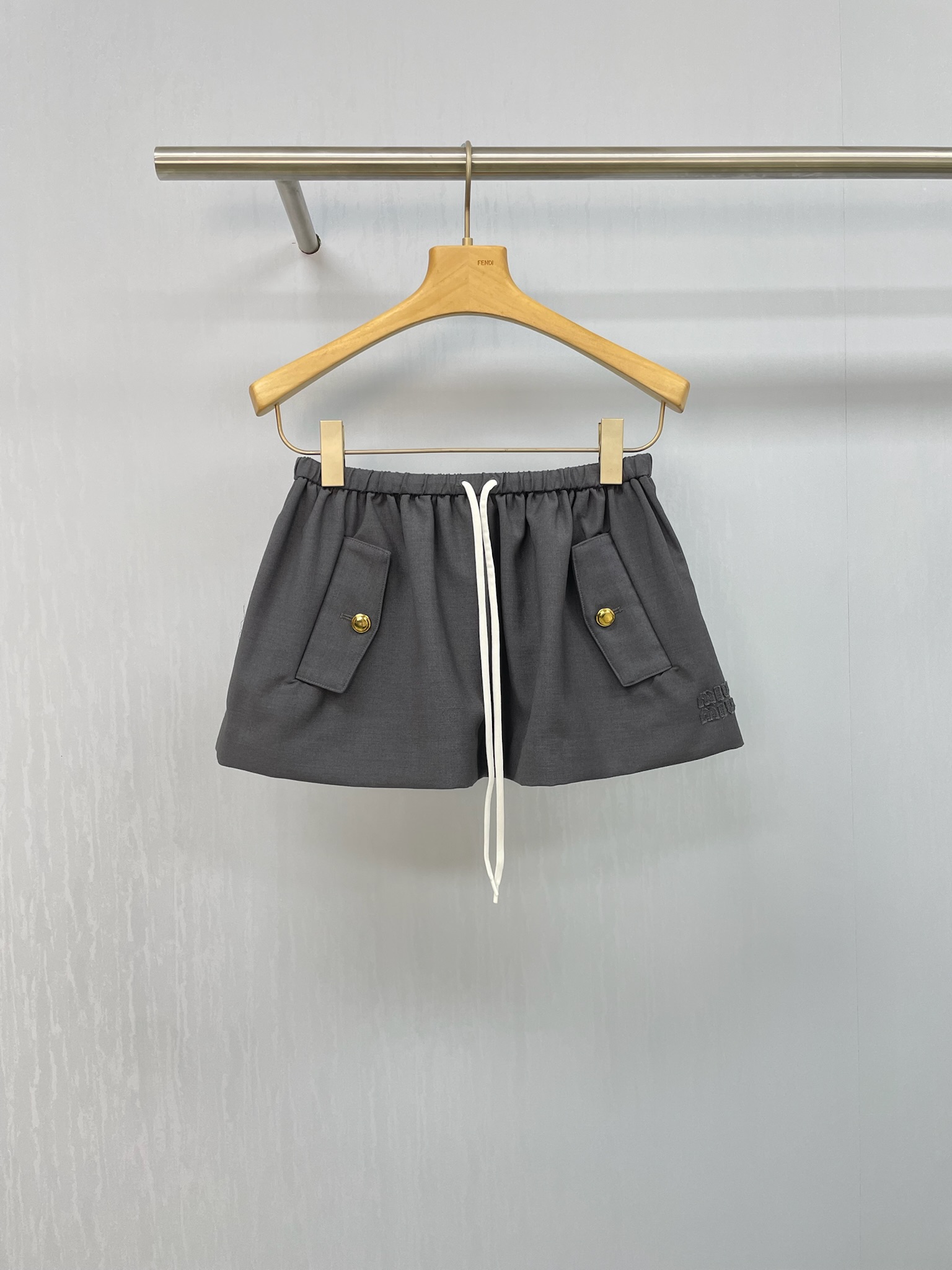 NO:452299,MiuMiu2025 spring and summer drawstring high-waist mini skirt, casual and sports hot girl A-line skirt, is really something that people fall in love with at first sight. In terms of appearance design, its A-line skirt design not only makes you look slim and age-reducing. The embellishment of the pocket is both practical and fashionable. In terms of material details, soft and wear-resistant pure cotton fabric is selected, and the inner is also edged to ensure the comfort of wearing and breathable. In terms of user experience, the elastic waist design provides good elasticity and inclusiveness. It is suitable for friends of all body types. The drawstring can be adjusted freely and is very comfortable to wear. It is super suitable for going out on the street or on dates. The puffy looks very slim. It looks very good with a white T-shirt or a small shirt. The overall texture is very high-end, with a lazy and gentle feeling. Sisters can try it.  SML, miumiu, skirts, shirts, alexander wang19860909MiuMiu2025春夏抽绳高腰迷你半身裙,休闲运动辣妹A字半裙,真的是让人一眼就爱上的存在,外观设计上,它的A字裙摆设计,不仅显瘦更添减龄感,口袋的点缀,既实用又增添了时尚感,材质细节上,选用了柔软且耐磨的纯棉面料,内里还做了包边处理,保证了穿着的舒适度,同时保持了清爽透气,使用体验上,松紧腰的设计,提供了良好的弹性和包容性,适合各种体型的朋友,抽绳可以自由调节,穿起来很舒服,日常出街或者约会都超合适,蓬蓬的很显瘦,搭配白T或者小衬衫都很好看,整体质感很高级,有种慵懒又温柔的感觉,姐妹们可以试试看. 码数SML,,miumiu,skirts,shirts,alexander wang,Women's clothing