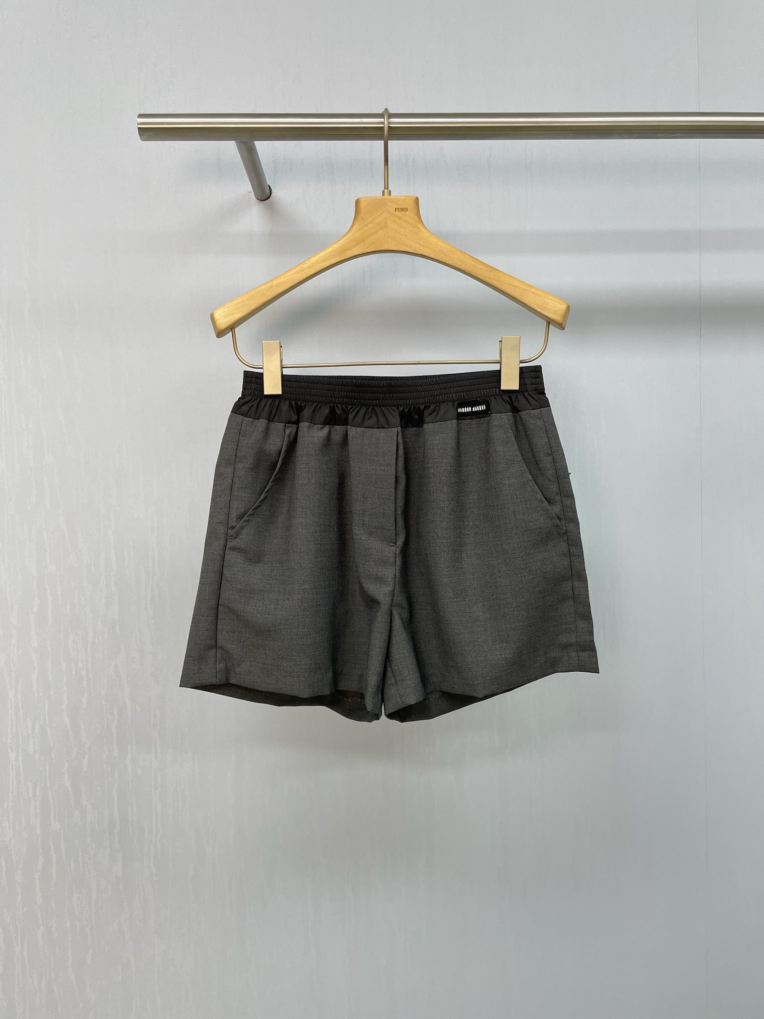 NO:452269,MiuMiu2025 new wool contrasting trousers waist casual shorts, do you want a pair of shorts that are both comfortable and versatile?  This contrasting waist shorts definitely meet your needs. The unique selling point is its color-blocking elastic waist design, as well as a niche style without losing its fashion sense. Whether you are leisure at home or going out for exercise, it can easily control it. The contrasting waist breaks the dullness, the drawstring design is full, and the small embroidery adds points to simplicity. The fabric is breathable and not stuffy, the loose style hides the flesh and is comfortable. It wears a short top to reveal the waistline, and the sunscreen shirt is a lazy style. Summer outfit is a must-have for the wardrobe. It can be matched with almost all your tops. Come and try these shorts to make your summer outfit cooler. SML, miumiu, shorts, alexander wang19860909MiuMiu2025新款羊毛撞色裤腰休闲短裤,想要一条既舒适又百搭的短裤吗？这款撞色腰边短裤绝对满足你的需求,独特的卖点在于它的拼色松紧腰设计,以及小众而不失时尚感的款式,无论是在家休闲还是外出运动,它都能让你轻松驾驭,撞色腰头打破沉闷,抽绳设计感拉满,小刺绣给简约加分,面料透气不闷,宽松版型藏肉又自在,搭短上衣露腰线,配防晒衫走慵懒风,夏日穿搭刚需,灰色款更是衣橱必备,几乎可以搭配你所有的上衣,快来尝试一下这款短裤,让你的夏日穿搭更加酷炫吧. 码数SML,,miumiu,shorts,alexander wang,Women's clothing