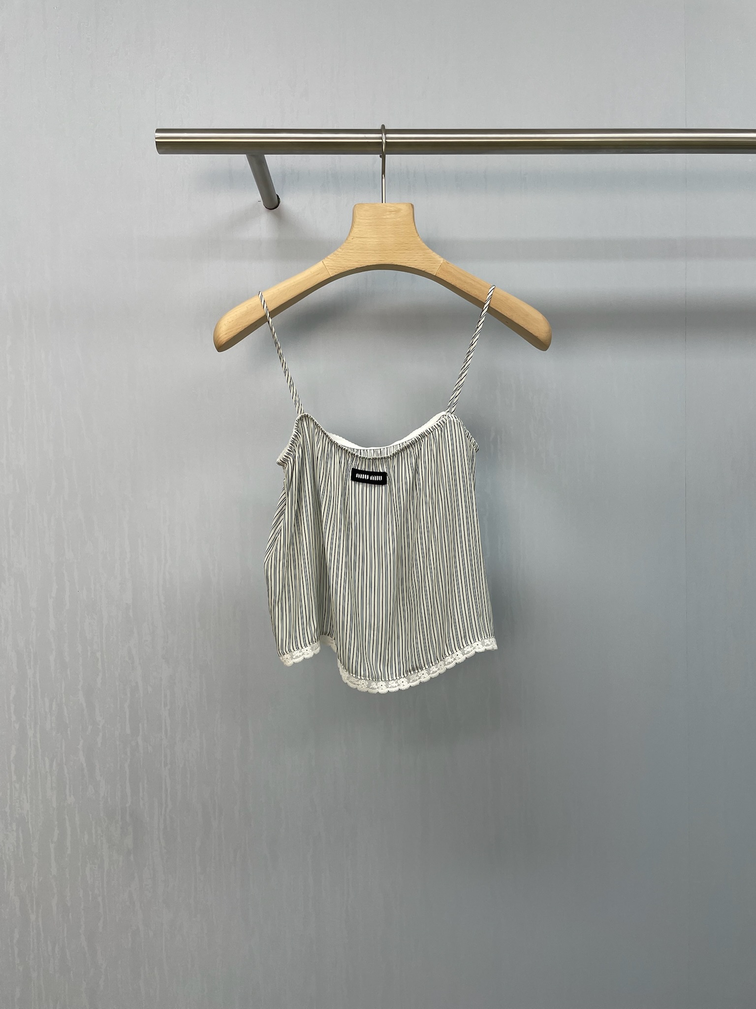 NO:452277,MiuMiu2025 spring and summer new striped suspender and shorts suit, pure and relaxed feeling, directly hit my heart, vertical striped texture fabric is soft and breathable, and it is cool to wear in summer, like being wrapped in clouds, short suspender + wide-leg shorts, lazy and a little sexy, pure and relaxed feeling is full, easy to wear for a lazy suit that cannot be taken off, comfort and practical wear are both rare online, simple and high-end, and can easily make you look good. Short suspender vests paired with high-waist shorts, super body proportions, and everyday is perfect whether you match separately or in one set. SML, miumiu, shorts, alexander wang19860909MiuMiu2025春夏新款条纹吊带加短裤套装,纯欲松弛感,直接戳中我的心巴,竖条纹肌理面料软乎乎又透气,夏天穿冰冰凉凉,像被云朵裹住,短款小吊带+阔腿短裤,慵懒中带点小性感,纯欲松弛感拉满,好穿到脱不下来的懒人套装,舒适度与实穿性双双在线太难得了,简约又不失高级感,轻轻松松就能让你颜值开挂,短款吊带背心搭配高腰短裤,超级显身材比例,日常无论分开搭配或一套都完美. 码数SML 上,,miumiu,shorts,alexander wang,Women's clothing