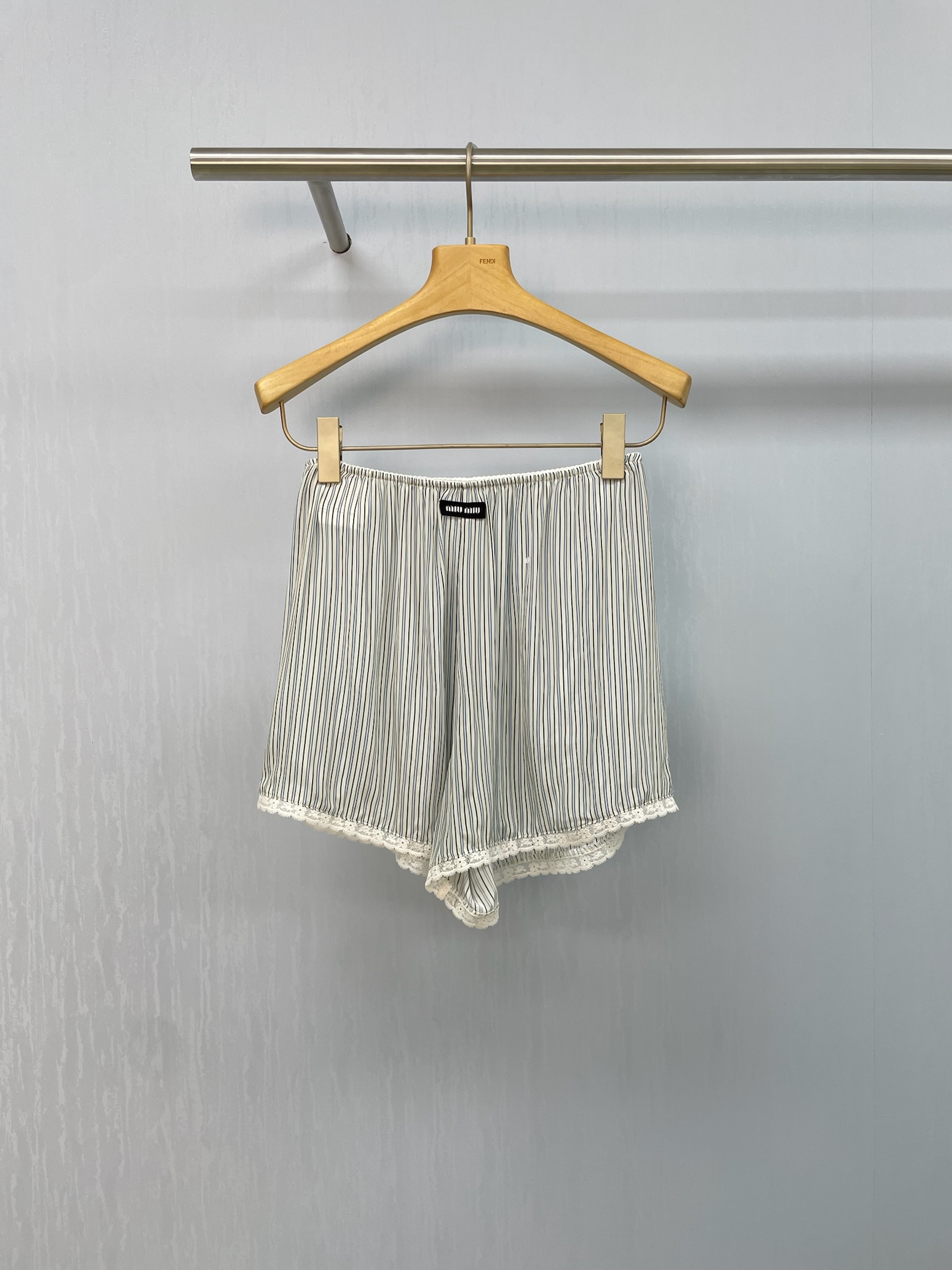 NO:452285,MiuMiu2025 spring and summer new striped suspender and shorts suit, pure and relaxed feeling, directly hit my heart, vertical striped texture fabric is soft and breathable, and it is cool to wear in summer, like being wrapped in clouds, short suspender + wide-leg shorts, lazy and a little sexy, pure and relaxed feeling is full, easy to wear for a lazy suit that cannot be taken off, comfort and practical wear are both rare online, simple and high-end, and can easily make you look good. Short suspender vest with high-waist shorts, super body proportions, and everyday is perfect whether you match separately or in one set. SML SML short,,miumiu, shorts,alexander wang19860909MiuMiu2025春夏新款条纹吊带加短裤套装,纯欲松弛感,直接戳中我的心巴,竖条纹肌理面料软乎乎又透气,夏天穿冰冰凉凉,像被云朵裹住,短款小吊带+阔腿短裤,慵懒中带点小性感,纯欲松弛感拉满,好穿到脱不下来的懒人套装,舒适度与实穿性双双在线太难得了,简约又不失高级感,轻轻松松就能让你颜值开挂,短款吊带背心搭配高腰短裤,超级显身材比例,日常无论分开搭配或一套都完美. 码数SML 短,,miumiu,shorts,alexander wang,Women's clothing