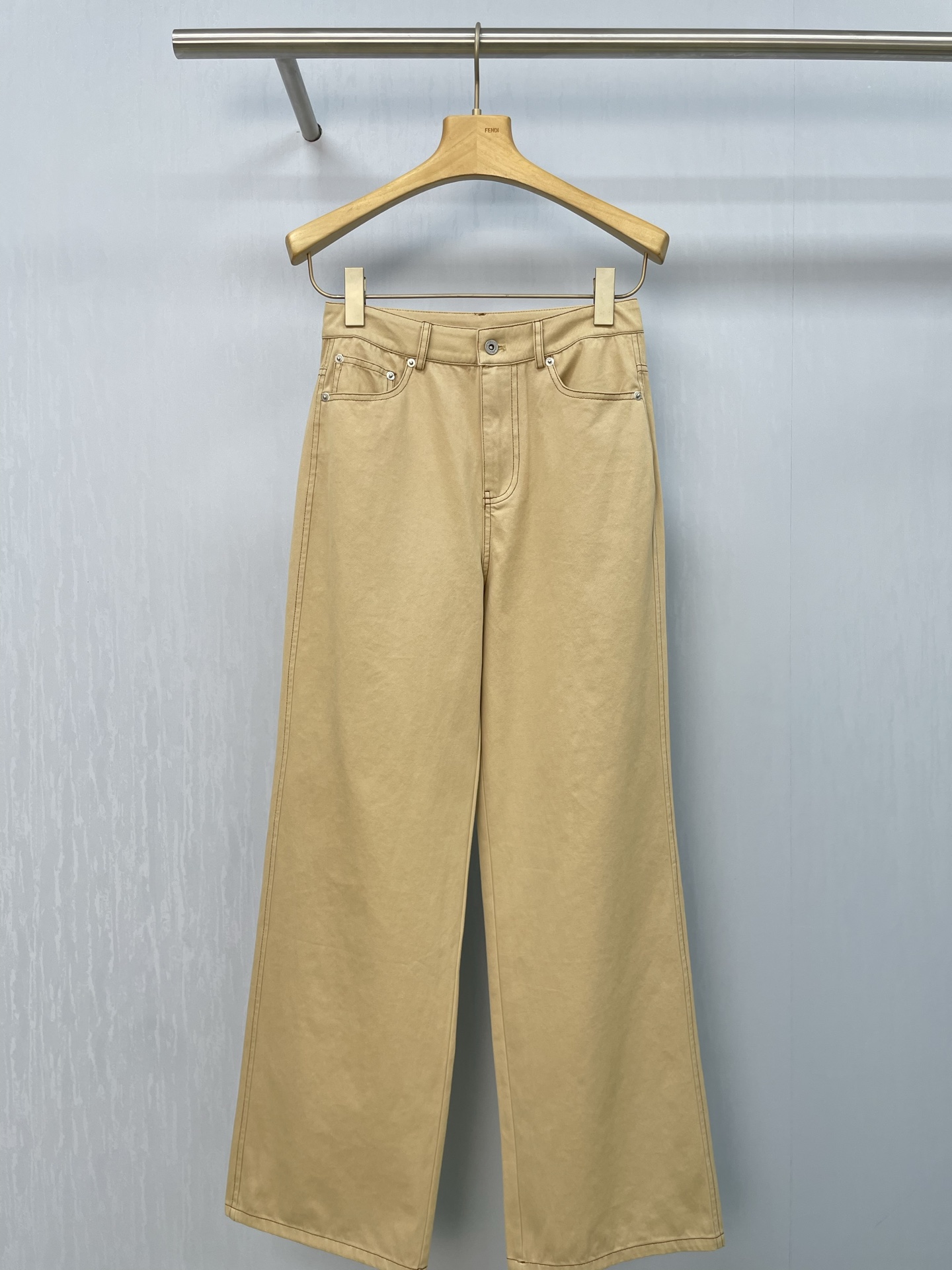 NO:452297,MiuMiu2025 new khaki straight jeans, another pair of heart-wrenching pants, this is a straight-fit khaki jeans, which can be used to modify the leg shape, so it depends on it. Sisters, I would like to call this jeans the favorite of the year. The street feels and fashion sense are full. Just wear a basic top and immediately transform into a fashionable style. It is loose and wide-leg style, and it is not picky about the leg shape. Whether it is small thick legs or curved legs, it can be hidden. It is visually super long legs. The high waist design improves the waistline and optimizes the body proportions. The denim fabric is crisp and comfortable, and it is free and unrestrained in daily activities. It is matched with thick-soled sandals. It is windy when walking. The turnaround rate is very high. Whoever wears it looks good, don’t hesitate, hurry up!  SML, miumiu, sandals, jeans, alexander wang19860909MiuMiu2025新款卡其色直筒牛仔裤,又一条让人心动的裤子,这是一条直筒的版型的卡其色牛仔裤,好修饰腿型,炸街就靠它,姐妹们,这条牛仔裤我愿称它为年度最爱,街头感与时尚感拉满,随便搭个基础款上衣,立马变身时髦精,宽松阔腿版型,不挑腿型,不管是小粗腿还是弯腿,统统能藏住,视觉上还超显腿长,高腰设计提升腰线,优化身材比例,牛仔面料挺括又舒适,日常活动自在无束缚,搭配厚底凉鞋,走路带风,出街回头率爆表,谁穿谁好看,别犹豫,快冲.！码数SML,,miumiu,sandals,jeans,alexander wang,Women's clothing