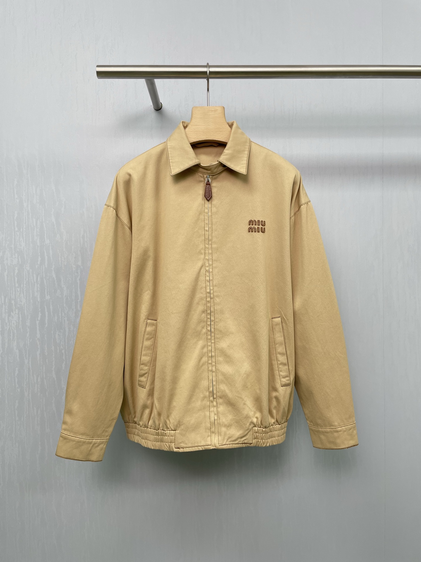 NO:452305,MiuMiu2025 autumn lapel jacket, super high-end lapel short jacket, the texture is so good, the temperament doubles to make you look white and slim, sisters. Autumn is here, have all the women's short jackets that are essential for the wardrobe?  This jacket is really amazing. When you wear it, it doubles its temperament and looks white and slim. Whoever wears it looks good. The leather zipper head is paired with a silver zipper. It says goodbye to monotony and instantly illuminates the overall look. Fashionable upup, loose waist-hugging style, lengthen the leg proportions, and small people can also wear long legs. Whether it is matched with skirts or pants, it can be easily controlled. It can be salty or sweet. Selected fabrics and styles, covering the flesh to make you look slim, and can also set off the skin color. Whoever wears it can be white.  The plaid neckline and cuffs of the jacket are too detailed, not monotonous, and have a bit of retro feel. Paired with a pair of drooping suit pants, it will be very elegant when worn casually, and it is very suitable for commuting and going out. Moreover, this loose style is too friendly, it will make you look thin and not picky about people. It will feel very atmosphere when you wear a pair of white shoes, it will be simple but not boring. Who can not love this comfortable outfit? It is better to act than to move. Hurry up and buy one and become the most beautiful baby in autumn.  SML, miumiu, skirts, jackets & coats, jackets & coats, business suit, alexander wang19860909MiuMiu2025秋款翻领夹克外套,超高级翻领短外套,质感太好了,穿上身气质翻倍显白显瘦,姐妹们 秋天来了,衣橱必备的女短外套都安排上了吗？这件外套真的绝了,穿上直接气质翻倍,显白显瘦还百搭,谁穿谁好看,皮质拉链头搭配银色拉链,告别单调,瞬间点亮整体造型,时髦度upup,宽松收腰版型,拉长腿部比例,小个子也能穿出大长腿,无论是搭配裙子还是裤子,都能轻松驾驭,可盐可甜,精选面料和版型,遮肉显瘦,还能衬托肤色,谁穿谁白夹克的格子领口和袖口太有细节感了,不会单调,还带点复古感,搭配一条垂感西装裤,随便一穿就很有气质,通勤、出街都很合适,而且这种宽松版型太友好了,遮肉显瘦不挑人,随便搭一双小白鞋就很有氛围感,简单但不会无聊,这种舒服的穿搭谁能不爱,心动不如行动,赶紧入手一件,成为秋日里最靓的崽吧. 码数SML,,miumiu,skirts,jackets & coats,jackets & coats,business suit,alexander wang,Women's clothing