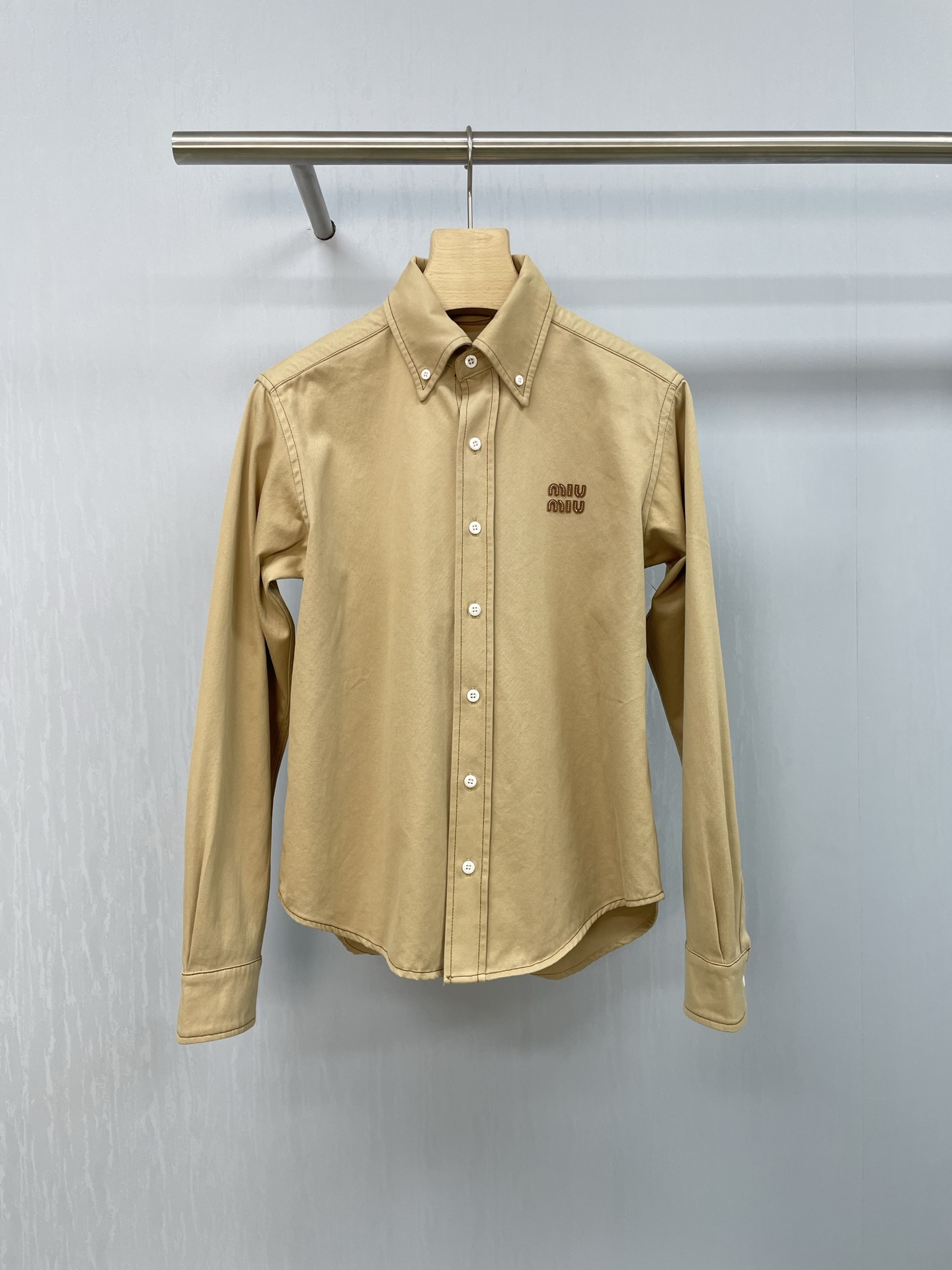 NO:452312,MiuMiu2025 Oxford Cotton Casual Shirt, this shirt welds the freshness to the body. In summer, it looks like wearing a cool feeling. Oxford spinning fabric is crisp and breathable, and can be used for commuting and leisure. The embroidered loho embellishments are super exquisite, and the texture cannot be hidden in low-key. The cuffs are casually rolled up, and the lazy and relaxing feel is high-end and durable, and it looks versatile and not picky. It looks very good with pants, skirts, and shorts in daily life. It is huge and versatile. You can wear Oxford spinning classic shirts for all seasons. The whole shirt is the type that can be casual and business-friendly. The upper body is very comfortable and will not be rigid at all. The exquisite shirt collar has small buttons on both sides. The hem is cut in a curved shape, which is comfortable, neat and elegant, and is very comfortable. It is not picky at all.  SML, miumiu, skirts, shorts, shirts, alexander wang19860909MiuMiu2025牛津棉休闲款衬衣,这衬衫把清新感焊死在身上,夏天穿像把清凉感穿身上,牛津纺面料挺括又透气,通勤休闲都能打,刺绣小loho点缀超精致,低调藏不住的质感,袖口随意挽起,慵懒松弛感拿捏,高级、耐看,百搭不挑,日常搭配裤装、裙装,短裤都很好看,适配度满分哈,巨巨巨百搭,可以穿四季的牛津纺经典衬衣,整件衬衣是那种既可以休闲又可以商务的版型,上身舒适度非常好,完全不会死板哈,精致衬衣领口,两侧有小纽扣固定,下摆位置是弧形裁剪,舒适利落洋气大方,很舒服的版型,完全不挑人. 码数SML,,miumiu,skirts,shorts,shirts,alexander wang,Women's clothing