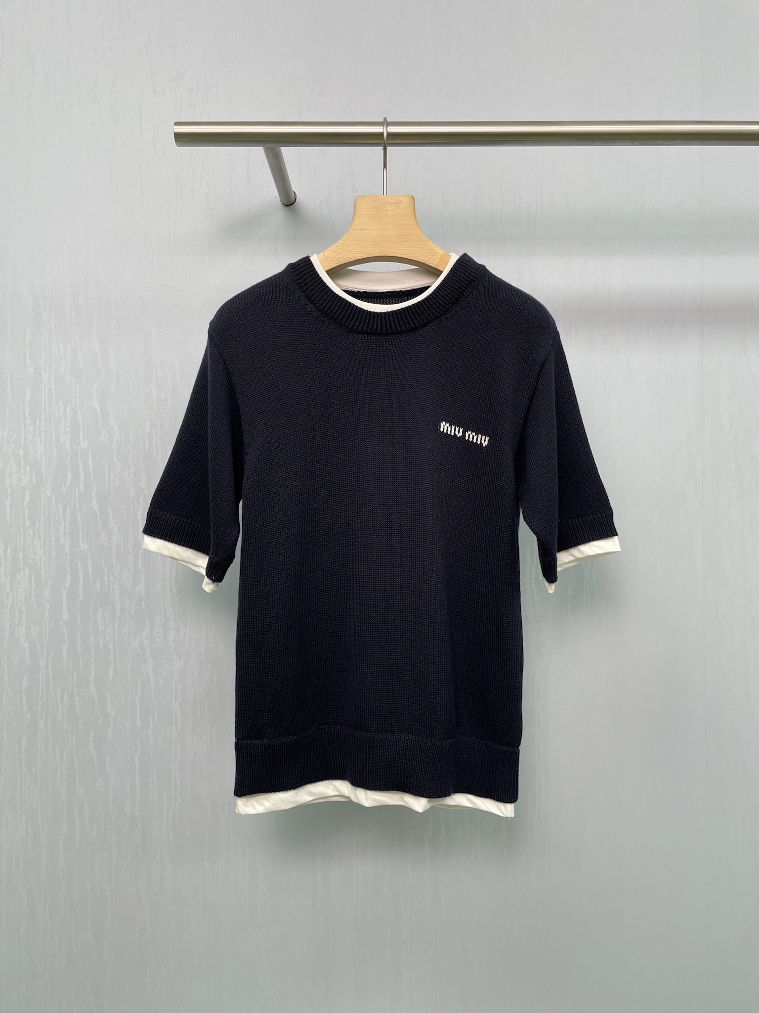 NO:452911,MiuMiu25's new fake two-piece knitted short-sleeved short-sleeved short-sleeved sweater is a simple and gentle knitted T-shirt, a simple, gentle and toned sweater, a fake two-piece vest design, plus blue and white contrast splicing, a layered layering effect, lazy people are very good, the overall gives people a sense of academic youth, refreshing and age-reducing, suitable for creating an intellectual-style outfit, light upper body without losing texture, comfortable and burden-free, slightly loose style, suitable for most figures, hide flesh to make it look slim x simple round neck design, modify the face shape, elegant and generous, the cuffs and neckline contrast splicing, creating a layered sense of gap, a Get fashionable layering gameplay, visually refreshing, the vest part is vertical texture, with a retro three-dimensional texture, wide-edge ribbed closing on the hem, which is not easy to deform after wearing it for a long time.  SML, miumiu, T-shirt,tees, t-shirt,alexander wang19860909MiuMiu25新款假两件针织短袖,简单穿出时髦感,是针织衫也是T恤,假两件绵羊毛短袖针织T恤,简单、斯文有调性的一件针织衫,假两件马甲设计,加上蓝白撞色拼接,自带层次感的叠穿效果,懒人心头好啊,整体给人一种学院派的少年感,清爽又减龄,适合打造知识分子风穿搭,上身轻盈不失质感,舒适零负担,版型略宽松,适合大多数身材,藏肉显瘦x简约圆领设计,修饰脸型,优雅大方,袖口和领口撞色拼接,打造有层次的落差感,一件 Get 时髦的叠穿玩法,视觉上清清爽爽,马甲部分是竖纹理,自带复古立体肌理感,下摆宽边罗纹收口,久穿不易变形. 码数SML,,miumiu,T-shirt,tees，t-shirt,alexander wang,Women's clothing