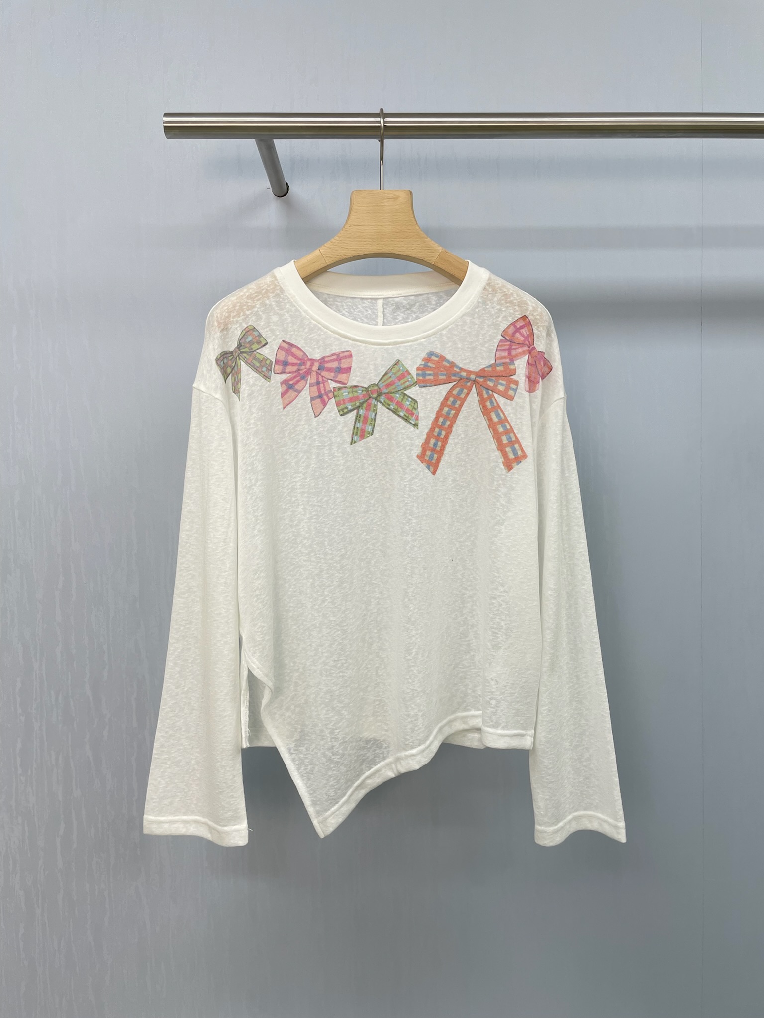 NO:452921,AUBRUINO white loose and versatile bow printed T-shirt, a super special white long-sleeved T-shirt. The designer is really creative. It has hand-painted graffiti elements, bows and various cute little details, casual and fashionable. It instantly enhances the artistic sense of the overall look. The fabric is super comfortable, light and breathable, suitable for single or inner wear in spring and autumn. It looks super good with jeans or wide-leg pants. The loose style shows a casual temperament. The feeling of walking is different. Friends who like unique styles must not miss it. Wear your exclusive attitude. Go and get the same style and let you shine in the crowd. SML, jeans, tees, t-shirt, alexander wang19860909AUBRUINO白色宽松百搭蝴蝶结印花T恤,了一件超特别的白色长袖T恤,设计师真的太有创意了,上面手绘涂鸦元素,有蝴蝶结还有各种可爱的小细节,随性又时尚,穿上瞬间提升整体look的艺术感,面料超级舒服,轻薄透气,适合春秋季节单穿或者内搭,随便搭配牛仔裤或者阔腿裤都超好看,而且宽松版型很显随性气质,走路带风的感觉都不一样,喜欢独特风格的小伙伴一定不要错过,穿出你的专属态度,快去get同款,让你在人群中闪耀起来吧. 码数SML,,jeans,tees，t-shirt,alexander wang,Women's clothing