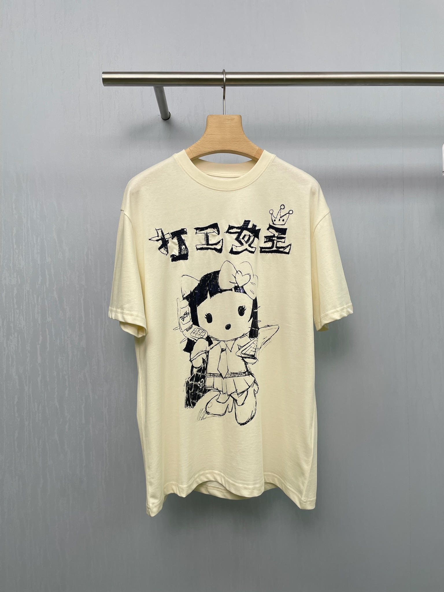 NO:452931,FORDARE 2025 autumn new printed T-shirt, a must-have for workers. This T-shirt is worn by the 'Holy Girl Working' body. It is so cute by this 'Working Queen' T. Cartoon pattern + interesting text. The DNA of the worker is moved. The loose style hides the flesh and is casual. The Korean style is full of slackness, and it is very suitable for wearing at work. Who knows it!  Workers finally have their own exclusive robe. The fabric is soft and skin-friendly, the upper body is breathable, and it absorbs moisture and sweats. The loose style covers the flesh and makes you look slim, and it is very stylish no matter what body you wear. The pattern on the chest is purely hand-made silk screen printing, full of three-dimensional and very design sense. It is very fashionable with a pair of jeans. You are the most beautiful baby this summer. SML, jeans, tees, t-shirt, alexander wang19860909FORDARE2025秋季新款印花T恤,打工人必备这T恤把“圣女打工”穿身上啦,被这件“打工女王”T可爱到,卡通图案+趣味文字,打工人DNA动了,宽松版型藏肉又随性,韩系松弛感拉满,上班穿也超适配,谁懂啊！打工人终于有专属战袍啦,面料柔软亲肤,上身透气性好,吸湿排汗.宽松的版型遮肉显瘦,不管什么身材穿上都很有型.胸前的图案是纯手工丝网印刷,立体感十足,很有设计感,搭配一条牛仔裤就很时髦,这个夏天你就是最靓的崽. 码数SML,,jeans,tees，t-shirt,alexander wang,Women's clothing