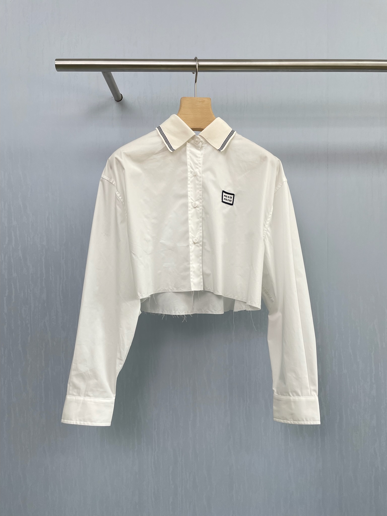 NO:452941,MiuMiu 2025 autumn new knitted collar short shirt, pleated skirt suit, pure and rich white shirt + pleated skirt, noble and powerful attack at the beginning of school, milky white, wears a sense of chaebol school beauty, college-like shirt splicing Polo collar edge, scheming, beige elastic waist pleated skirt three-dimensional tailoring, walking with style, collar supports right-angle shoulders, skirt waist pinchs out the ant waist, neatly cut, smooth lines, short design cleverly lengthens the body proportions, showing a slim waist, light pleated, every step exudes agility and playfulness, matched with the top in the same color, harmonious and unified without losing the sense of layering, perfectly interpreting the aesthetics of retro and modern design. SML shirt, miumiu, skirts, shirts, alexander wang19860909MiuMiu2025秋季新款针织领短款衬衣 百褶半裙套装,纯净千金感白衬衫+百褶裙,开学贵气暴击,奶白色,穿出财阀校花感,学院感衬衫拼接Polo领边,心机纯欲,米色松紧腰百褶裙立体剪裁,走路带风,衣领撑起直角肩,裙腰掐出蚂蚁腰,剪裁利落,线条流畅,短款设计巧妙拉长身形比例,尽显小蛮腰, 轻盈百褶,每一步都散发着灵动与俏皮,与上衣同色系搭配,和谐统一又不失层次感,完美诠释复古与现代的设计美学. 码数SML 衬衣,,miumiu,skirts,shirts,alexander wang,Women's clothing