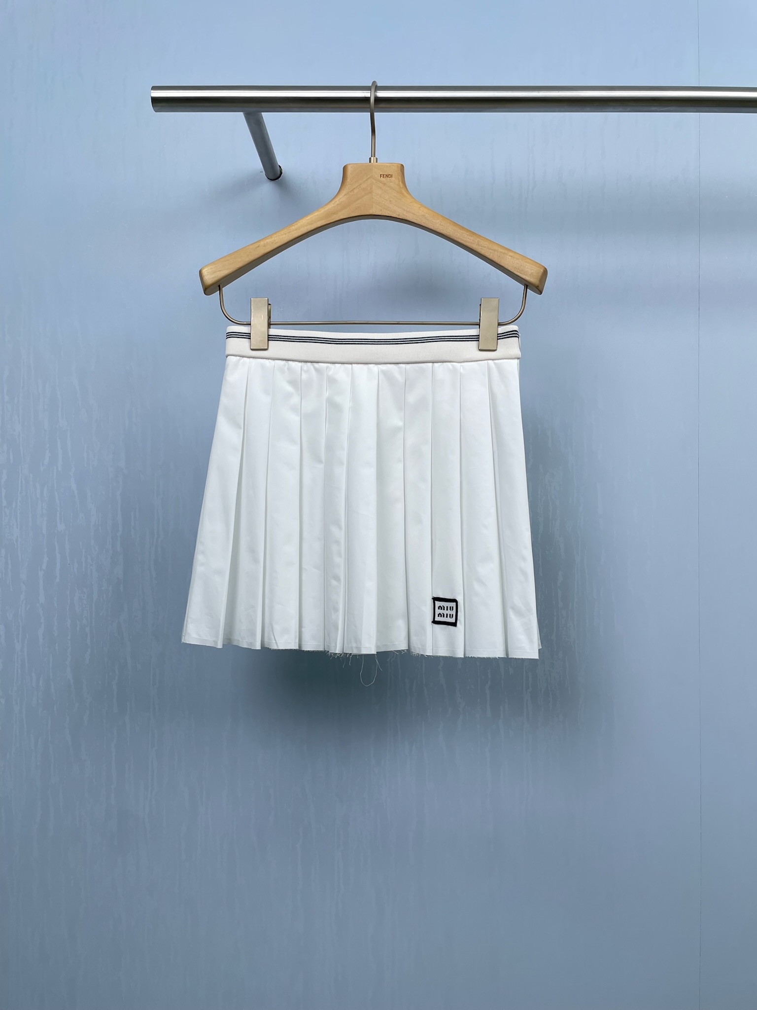 NO:452951,MiuMiu 2025 autumn new knitted collar short shirt pleated skirt suit, pure and rich white shirt + pleated skirt, noble and powerful attack at the beginning of school, milky white, wears a sense of chaebol school beauty, college-like shirt splicing Polo collar edge, scheming, beige elastic waist pleated skirt three-dimensional tailoring, walking with style, collar supports right-angle shoulders, skirt waist pinchs out the ant waist, neatly cut, smooth lines, short design cleverly lengthens the body proportions, showing a slim waist, light pleated, every step exudes agility and playfulness, matched with the top in the same color, harmonious and unified without losing the sense of layering, perfectly interpreting the retro and modern design aesthetics. SML short skirt, miumiu, skirts, shirts, alexander wang19860909MiuMiu2025秋季新款针织领短款衬衣 百褶半裙套装,纯净千金感白衬衫+百褶裙,开学贵气暴击,奶白色,穿出财阀校花感,学院感衬衫拼接Polo领边,心机纯欲,米色松紧腰百褶裙立体剪裁,走路带风,衣领撑起直角肩,裙腰掐出蚂蚁腰,剪裁利落,线条流畅,短款设计巧妙拉长身形比例,尽显小蛮腰, 轻盈百褶,每一步都散发着灵动与俏皮,与上衣同色系搭配,和谐统一又不失层次感,完美诠释复古与现代的设计美学. 码数SML 短半裙,,miumiu,skirts,shirts,alexander wang,Women's clothing