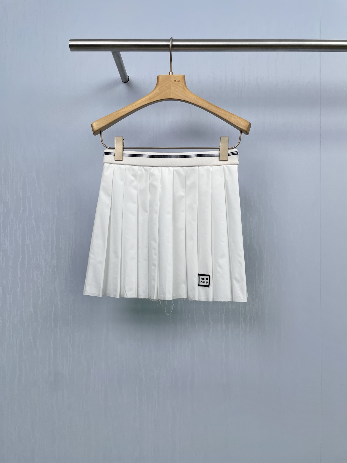 NO:453936,MiuMiu's new knitted collar short shirt, pleated skirt suit, pure and rich white shirt + pleated skirt, noble and powerful attack at the beginning of school, milky white, wears a sense of chaebol school beauty, college-like shirt splicing Polo collar edge, scheming, beige elastic waist pleated skirt three-dimensional tailoring, walking with style, collar supports right-angle shoulders, skirt waist pinchs out the ant waist, neatly cut, smooth lines, short design cleverly lengthens the body proportions, showing a slim waist, light pleated, every step exudes agility and playfulness, matched with the top in the same color, harmonious and unified without losing the sense of layering, perfectly interpreting the retro and modern design aesthetics. SML short skirt, miumiu, skirts, shirts, alexander wang19860909MiuMiu秋季新款针织领短款衬衣 百褶半裙套装,纯净千金感白衬衫+百褶裙,开学贵气暴击,奶白色,穿出财阀校花感,学院感衬衫拼接Polo领边,心机纯欲,米色松紧腰百褶裙立体剪裁,走路带风,衣领撑起直角肩,裙腰掐出蚂蚁腰,剪裁利落,线条流畅,短款设计巧妙拉长身形比例,尽显小蛮腰, 轻盈百褶,每一步都散发着灵动与俏皮,与上衣同色系搭配,和谐统一又不失层次感,完美诠释复古与现代的设计美学. 码数SML 短半裙,,miumiu,skirts,shirts,alexander wang,Women's clothing