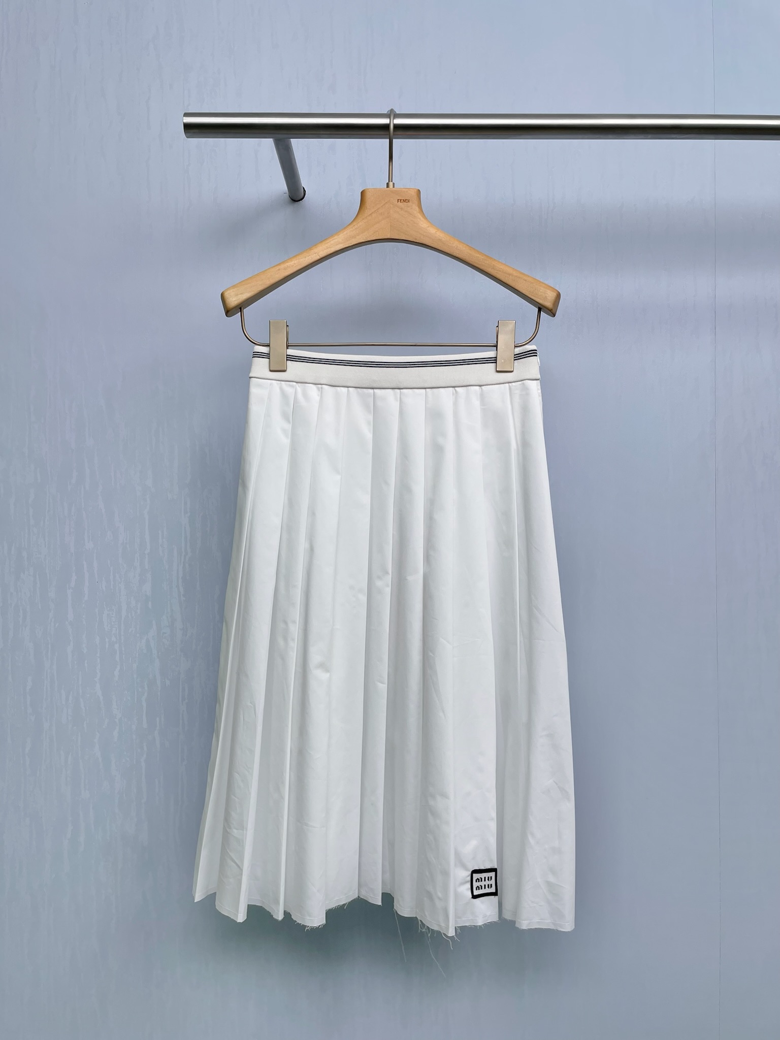 NO:453946,MiuMiu's new knitted collar short shirt, pleated skirt suit, pure and rich white shirt + pleated skirt, noble and powerful attack at the beginning of school, milky white, wears a sense of chaebol school beauty, college-like shirt splicing Polo collar edge, scheming, beige elastic waist pleated skirt three-dimensional tailoring, walking with style, collar supports right-angle shoulders, skirt waist pinchs out the ant waist, neatly cut, smooth lines, short design cleverly lengthens the body proportions, showing a slim waist, light pleated, every step exudes agility and playfulness, matched with the top in the same color, harmonious and unified without losing the sense of layering, perfectly interpreting the retro and modern design aesthetics. SML Skirts, miumiu, skirts, shirts, alexander wang19860909MiuMiu秋季新款针织领短款衬衣 百褶半裙套装,纯净千金感白衬衫+百褶裙,开学贵气暴击,奶白色,穿出财阀校花感,学院感衬衫拼接Polo领边,心机纯欲,米色松紧腰百褶裙立体剪裁,走路带风,衣领撑起直角肩,裙腰掐出蚂蚁腰,剪裁利落,线条流畅,短款设计巧妙拉长身形比例,尽显小蛮腰, 轻盈百褶,每一步都散发着灵动与俏皮,与上衣同色系搭配,和谐统一又不失层次感,完美诠释复古与现代的设计美学. 码数SML 长半裙,,miumiu,skirts,shirts,alexander wang,Women's clothing