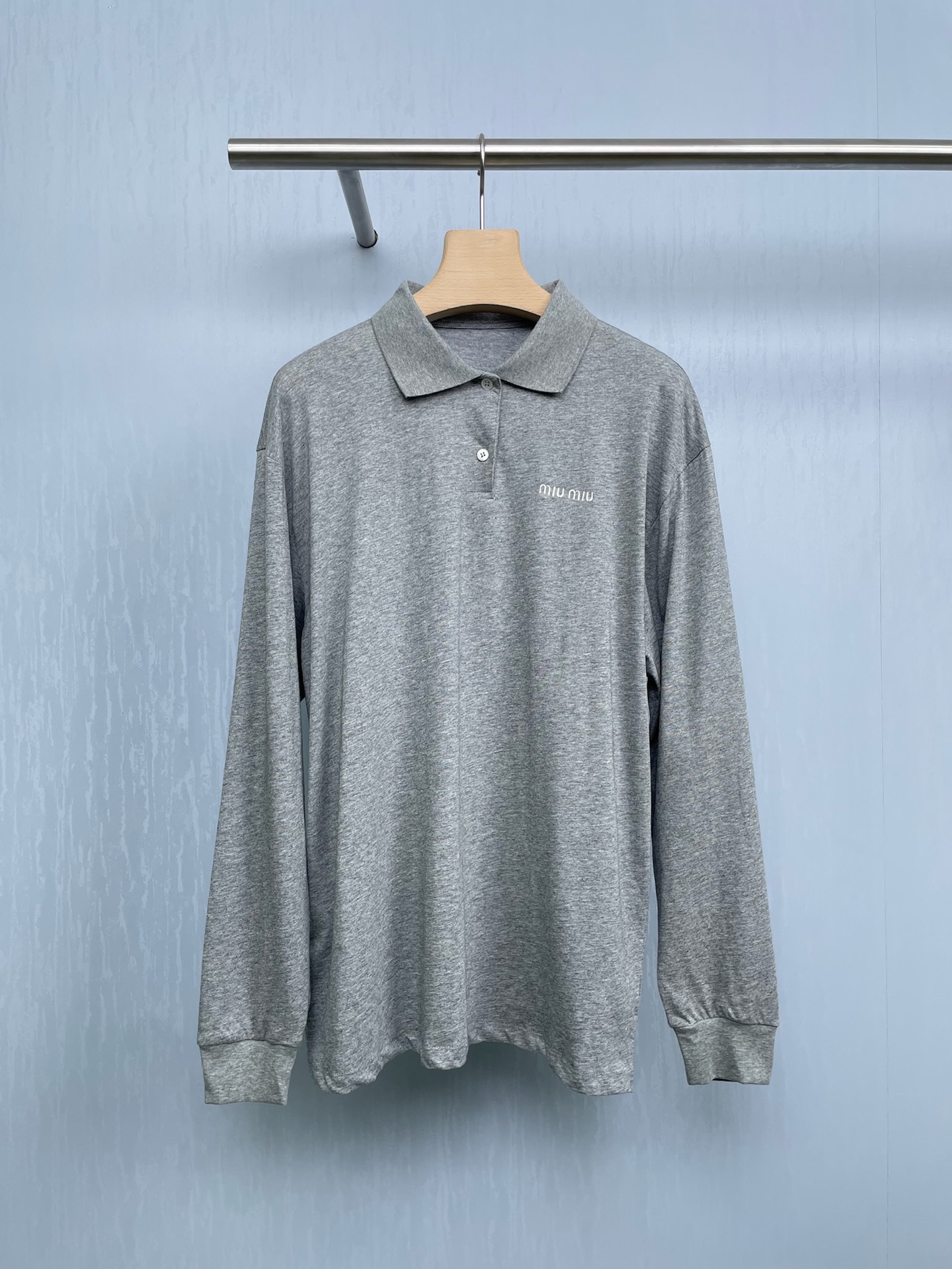 NO:453948,MiuMiu's new autumn grey lapel Polo  Long sleeves, combining classic Polo design with modern fashion elements, are suitable for fashionable women who pursue personality and taste. The top is designed with gray cotton fabric, full of vitality, and can easily attract attention. The classic lapel design adds elegance and maintains a casual style. It is suitable for many occasions. The long sleeve design is suitable for spring and autumn, providing moderate warmth without losing the sense of fashion. It uses soft cotton blended materials to ensure comfortable wear and breathable  Good sex, suitable for daily wear, the fabric has been carefully selected, with good wear resistance and wrinkle resistance, suitable for frequent wear, can be matched with jeans, casual pants or short skirts to create different styles, and can be matched with casual shoes or white shoes to increase the overall sense of leisure, suitable for daily travel, shopping, gatherings and other occasions, showing fashion and personality, and can also be used as a casual wear in the office, showing the combination of professionalism and fashion, and is an indispensable item in autumn and winter.  SML, miumiu, skirts, jeans, alexander wang19860909MiuMiu秋季新款灰色翻领 Polo 长袖,结合了经典的Polo设计与现代时尚元素,适合追求个性与品位的时尚女性,上衣采灰色纯棉面料设计,充满活力,能够轻松吸引目光,经典的翻领设计,增添了优雅感,同时保持了休闲风格,适合多种场合,长袖设计适合春秋季节,既能提供适度的保暖,又不失时尚感,采用柔软的棉质混纺材料,确保穿着舒适,透气性良好,适合日常穿着,面料经过精心挑选,具有良好的耐磨性和抗皱性,适合频繁穿着,可与牛仔裤、休闲裤或短裙搭配,营造出不同的风格,搭配休闲鞋或小白鞋均可,增加整体的休闲感,适合日常出行、购物、聚会等场合,展现时尚与个性,也可作为办公室的休闲装,展现专业与时尚的结合,是秋冬季节不可或缺的单品. 码数SML,,miumiu,skirts,jeans,alexander wang,Women's clothing