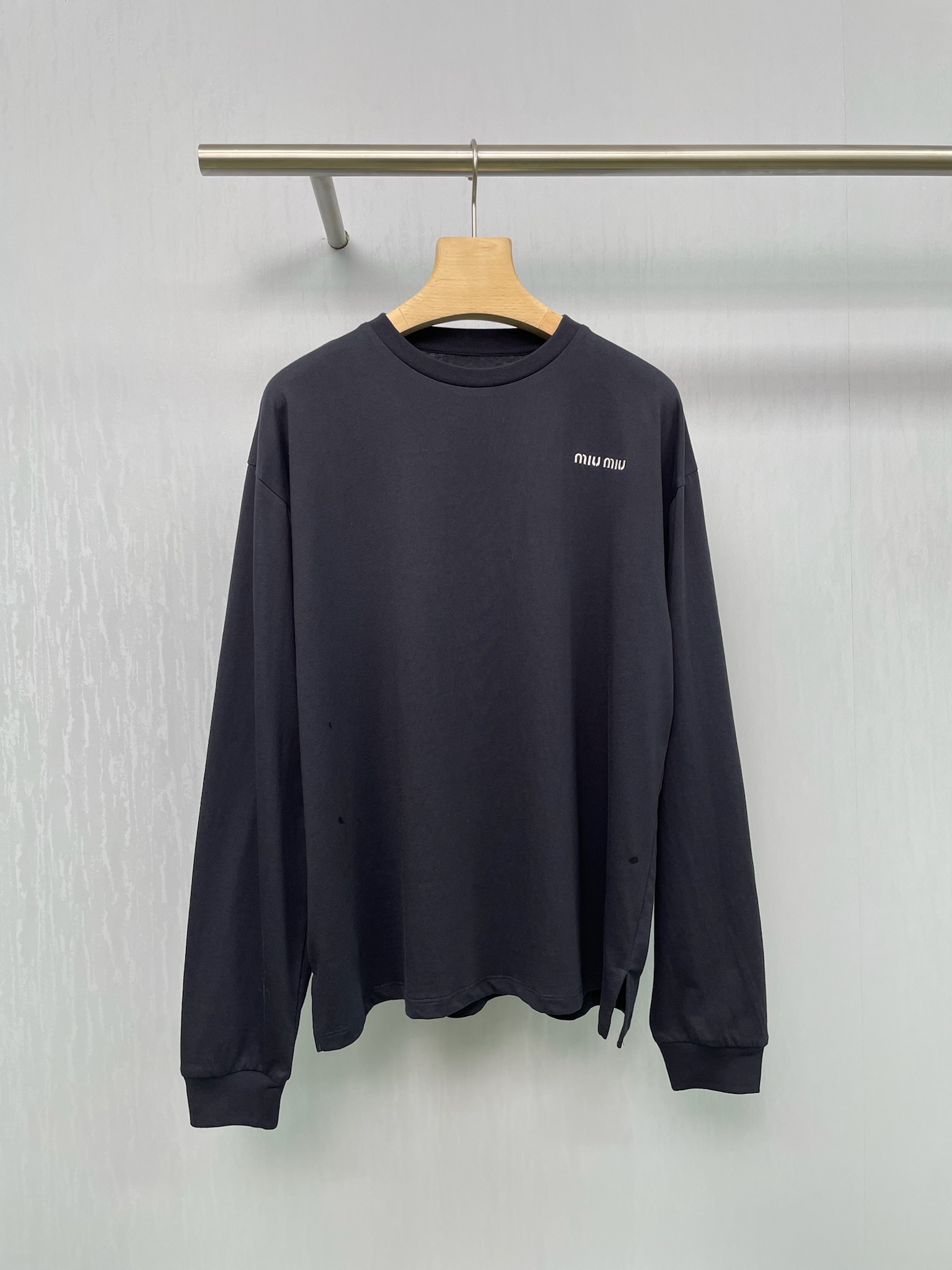 NO:453956,MiuMiu's new autumn hiding blue round neck long-sleeved T-shirt, the round neck T-shirt is fashionable and versatile, a classic that never goes out of date. Autumn refurbished wardrobe, is your solid color T-shirt still missing this one?  It is different from fancy patterns. The solid color has an indescribable sense of luxury. Whether worn alone or as an inner wear, it can make people shine and refresh and unrestrained. Let’s talk about the texture of “pure cotton”. Wearing it is like a breeze blowing across the skin, gentle and breathable, without any sense of restraint. For those who pursue comfort, it is simply not better. Even babies with sensitive skin can embrace this tenderness with confidence. Speaking of “loose and versatile”, this T-shirt is simply a panacea in the closet. The loose style does not pick on the figure. Whether it is paired with high-waisted pants or skirts, it can be easily controlled. It becomes a Korean lady in an instant. You can go out beautifully by just a casual match before going out. You no longer have to worry about 'what to wear today'. Believe me, it can definitely become your new favorite in your spring wardrobe.  SML, miumiu, skirts, tees, t-shirt, alexander wang19860909MiuMiu秋季新款藏蓝色圆领长袖T恤,圆领T恤时尚百搭,永不过时的经典之作,秋日焕新衣橱,你的纯色T恤还缺这一件吗？它不同于花哨的图案,纯色有着难以言喻的高级感,无论是单穿还是作为内搭,都能让人眼前一亮,清新脱俗,再来聊聊“纯棉”的质感,穿上它就像是一缕微风拂过肌肤,轻柔又透气,完全没有束缚感,对于追求舒适感的人来说,简直是不能更棒了,即便是敏感肌的宝宝们也能放心拥抱这份温柔,说到“宽松百搭”,这件T恤简直就是衣橱里的万金油,宽松的版型不挑身材,无论是搭配高腰裤还是半身裙,都能轻松驾驭,秒变韩系小姐姐,出门前随便一搭,就能美美哒出门,再也不用为“今天穿什么”而烦恼了,相信我,它绝对能成为你春日衣橱里的新宠. 码数SML,,miumiu,skirts,tees，t-shirt,alexander wang,Women's clothing