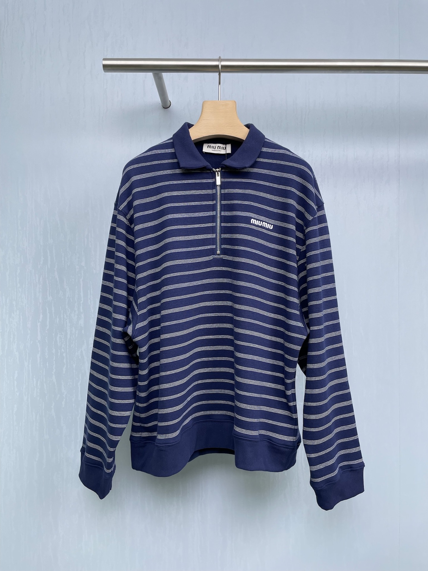 NO:453966,MiuMiu autumn and winter new striped semi-zipper sweatshirt, American retro trendy striped sweatshirt, striped elements have always been the darling of fashion. This American retro half-zipper lapel pullover striped sweatshirt for women combines classic stripes with autumn popular items to create a different lazy style. Whether it is matched with jeans or casual pants, it can show a different sense of fashion. The striped design, whether it is visually or fashionable, can make you stand out from the crowd. The neckline shape can be adjusted at any time, which is both practical and fashionable. Whether it is daily commuting or casual gathering, it can be easily controlled. The color matching is gentle and elegant. It is recommended for you who like simple but not lose your characteristics. Come and try this youthful outfit. SML, miumiu, hoodie, sweatshirts, jeans, alexander  wang19860909MiuMiu秋冬新款条纹半拉链卫衣,美式复古潮流条纹卫衣,条纹元素一直是时尚的宠儿,这款美式复古半拉链翻领套头条纹卫衣女,将经典条纹与秋季流行单品相结合,打造出别样的慵懒风格,无论是搭配牛仔裤还是休闲裤,都能展现出不一样的时尚感,且条纹设计,无论是从视觉上还是时尚度上,都能让你在人群中脱颖而出,随时可以调整领口造型,既实用又时髦,无论是日常通勤还是休闲聚会,都能轻松驾驭,颜色搭配温柔又显气质,推荐给喜欢简约又不失特色的你,快来试试这套青春感满满的穿搭吧. 码数SML,,miumiu,hoodie,sweatshirts,jeans,alexander wang,Women's clothing