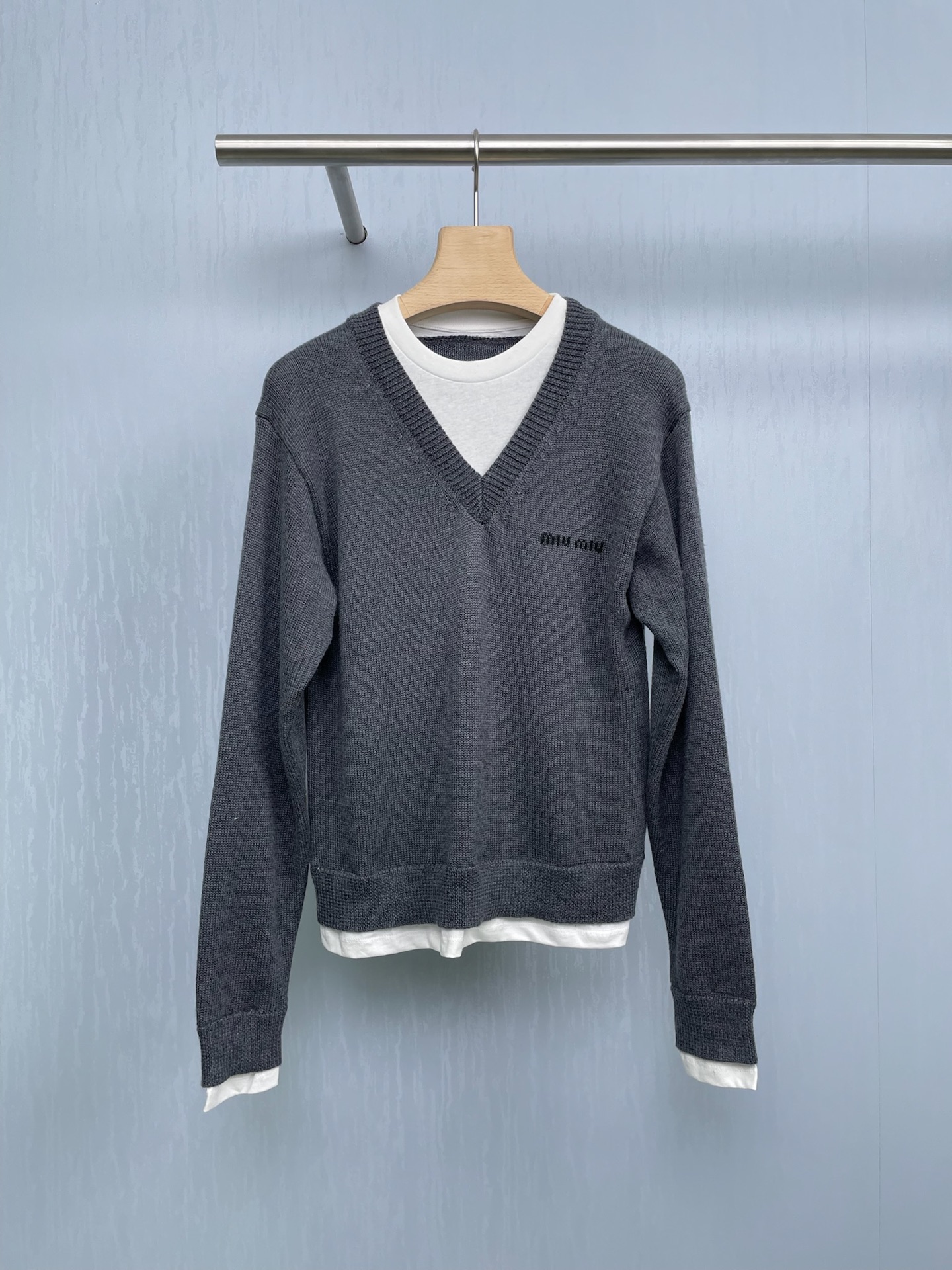 NO:453927,MiuMiu autumn and winter new V-neck fake two-piece cardigan, retro contrasting color splicing, low-saturation gray plus cream white, comes with oil painting filter, not picking skin tone and it also shows temperament, yellow-skin sisters can also close their eyes, fake two-piece layering, inner layer is spliced ​​white v-neck, outer V-neck cardigan, one piece has a layering effect, save the matching effect, slightly loose style, front shoulder design and slightly waist-hugging, hide the flesh to make it look slim, choose high-quality natural wool, precision weaver soft and smooth, feel the texture of the fabric in gentle and fluffy, the luxurious and exquisite texture is comfortable and comfortable, burst out  The fluffy and soft touch, the soft and glutinous touch, after the accumulation of time and the comfort of touching the texture, can create the ultimate feeling of dressing. This knitted sweater, whether paired with classic trousers or elegant long skirts, can easily create the unique charm of the old-fashioned style. It is suitable for showing stability and atmosphere in formal occasions, and can also bring comfort and freedom in leisure time. Choosing this relaxed wool knitted sweater in this noisy world is to choose a pursuit of quality life, allowing it to accompany you through every wonderful moment and exude eternal charm.  SML, miumiu, skirts, sweaters, alexander wang19860909MiuMiu秋冬新款V领假两件羊毛衫,复古撞色拼接,低饱和灰色加奶油白,自带油画滤镜,不挑肤色还超显气质,黄皮姐妹也能闭眼入,假两件层次感,内搭是拼接白色复古v领,外搭V领开衫,一件穿出叠搭效果,拯救搭配废,微宽松版型,正肩设计加微微收腰,藏肉显瘦一绝,选用高品质天然羊毛,精密织工柔软滑糯,温柔蓬松中感受织物的质感,奢华精致的肌理上身舒适惬意,迸发出蓬松柔顺的软糯触感,历经时间的沉积,触摸肌理的舒适,得以打造极致的穿衣体感,这件针织毛衣,无论是搭配经典的西裤,还是优雅的长裙,都能轻松打造出老钱风的独特韵味,它既适合在正式场合中展现稳重与大气,又能在休闲时光里带来舒适与自在,在这个喧嚣的世界里选择这件松弛感羊毛针织毛衣,便是选择一种对品质生活的追求,让它陪伴你走过每一个精彩瞬间,散发着永恒的魅力. 码数SML,,miumiu,skirts,sweaters,alexander wang,Women's clothing