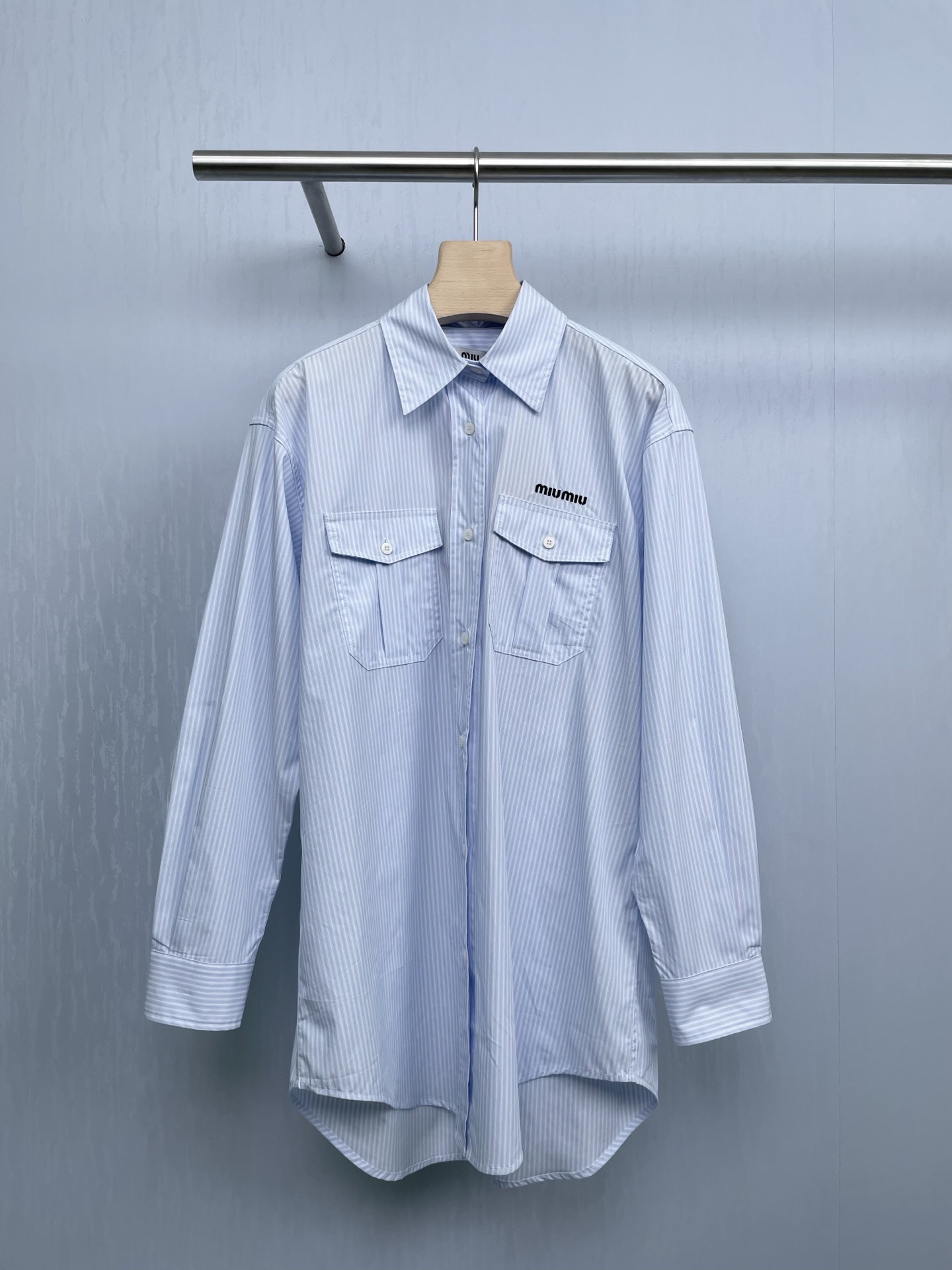 NO:453937,MiuMiu's new autumn small scarf casual double pocket striped long-sleeved shirt, niche series, bow tie design, playful and elegant loose H-style, to accommodate all kinds of body shapes, comfortable to wear, high small and wide shoulder shape, modify shoulder lines to make the chest pocket rich visual effect make the overall shape more three-dimensional and full, cotton skin-friendly and soft without losing its clarity, is a niche and versatile denim shirt, the overall style is loose, scarf design, and the placket is button design  , while the visual effect is novel and harmonious. There is a patch pocket design on both sides of the front piece, and the hem is curved. The inner and outer stitches are flat and smooth, the bone position is clear, and the shaping effect is clean and obvious. The detachable scarf will have a dressing effect if worn alone or in the inner. If you are wearing a jacket or vest, the scarf will also have a French elegance on the outside, and basically does not pick on the figure. The arc hem with a short front and a long back can cover the hips and buttocks, which can effectively cover the flesh and make you look thinner.  SML, miumiu, jackets & coats,shirts,alexander wang19860909MiuMiu秋季新款小领巾休闲双口袋条纹长袖衬衣,小众系列,领结式设计,俏皮雅致宽松H版型,包容各种身形,穿着舒适度高小宽肩造型,修饰肩部线条更显休闲随性胸前口袋丰富视觉效果使整体造型更加立体饱满,棉亲肤柔软又不失挺括度属于是小众且百搭的牛仔衬衫了,整体版型为宽松型,领巾设计,门襟采用纽扣设计,视觉效果新颖的同时和谐,前片两侧各有一个贴袋设计,下摆为弧形设计,内外线迹平整光洁,骨位清晰,定型效果干净明显,可拆卸的领巾,单穿或者内搭都会有穿搭效果,如果是穿个外套或者马甲,领巾放在外面也会有一种法式优雅感,基本不挑身材,前短后长的圆弧形下摆,可以遮住胯部和屁股,能达到一个有效遮肉显瘦. 码数SML,,miumiu,jackets & coats,shirts,alexander wang,Women's clothing