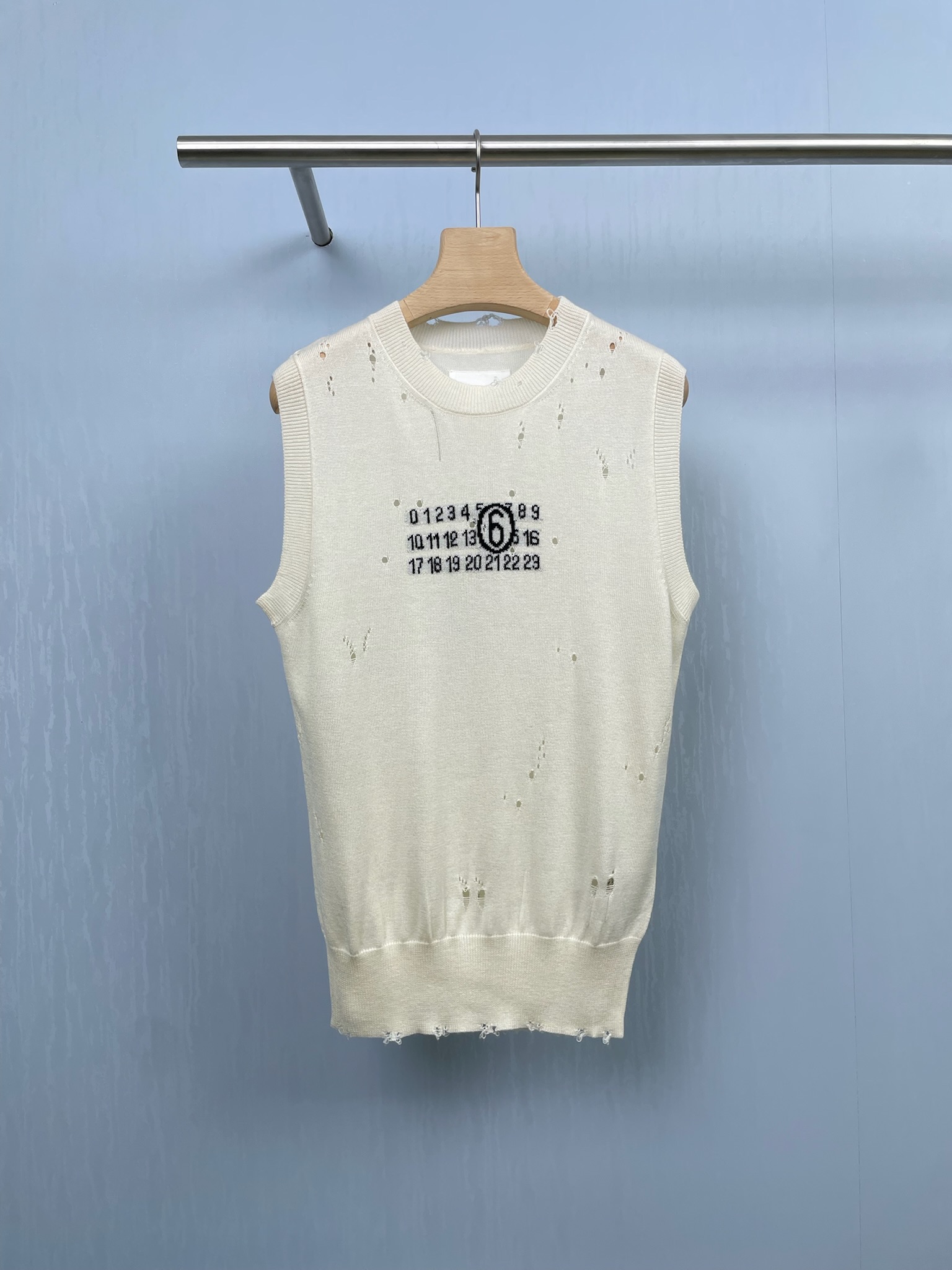 NO:454658,MM6 Magila designer brand fashion letter ripped knit vest, niche ripped knit vest, fashionable guys come over, don't miss it, miss the fairy designer model for thighs, this knit vest is really fashionable, the fabric is made of wool material with a great texture, the hole design on the right hem, which directly pulls the door with a stylish sense, casual and individual, and simple reveals exquisiteness. Whether it is single or layered, it can easily create an eye-catching shape. The style is just right loose, the front shoulder design specially modify the body, the ripped hole is handled very delicately, it is both casual and not too exaggerated, skin-friendly, breathable and sweaty, and will not stick to the body. It is super stylish with shorts or wide-leg pants, and it has become the most popular item this summer. SML,,masion margiela,masion margiela,shorts,alexander wang19860909MM6马吉拉设计师品牌时尚字母破洞针织背心,小众破洞针织背心,时髦精们看过来,千万不要错过,错过拍大腿的神仙设计师款,这款针织背心真的谁穿谁时髦,面料是质感超棒的羊毛材质,右下摆破洞设计,直接把时尚感拉门,随性又个性,简约中透露着精致,不管是单穿还是叠穿,都能轻松打造吸睛造型,版型是恰到好处的宽松,正肩设计特别修饰身形,破洞处理得很精致,既有随性feel又不会太夸张,亲肤透气出汗也不会黏在身上,搭配短裤或阔腿裤都超有范儿,成为这个夏天出街率最高的单品啦. 码数SML,,masion margiela,masion margiela,shorts,alexander wang,Women's clothing