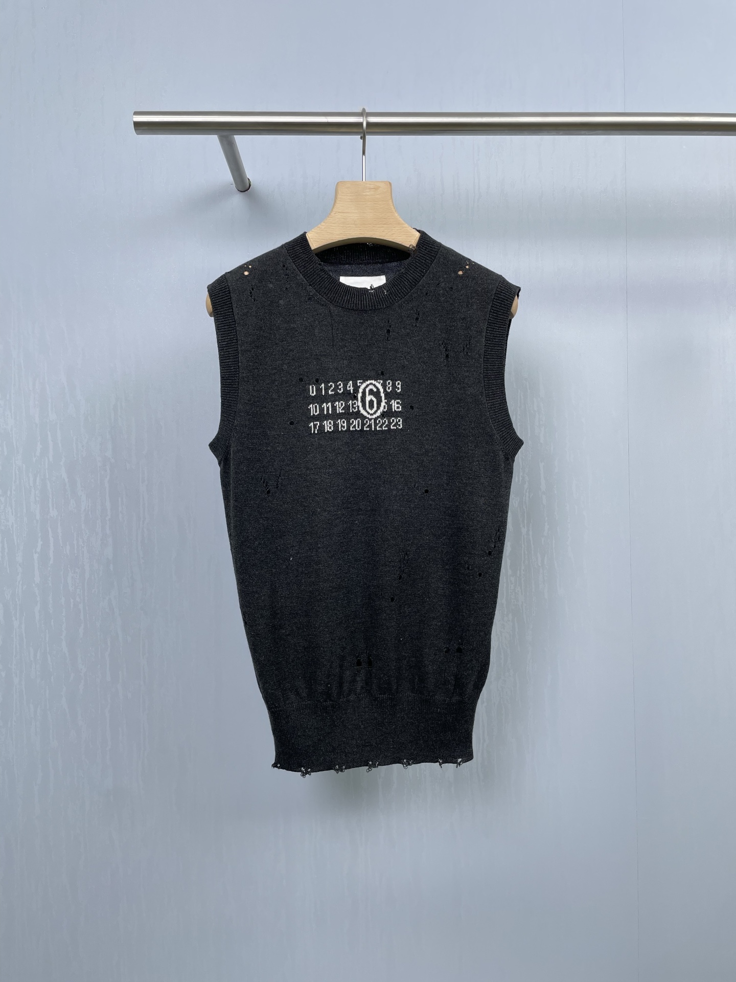 NO:454667,MM6 Magila designer brand fashion letter ripped knit vest, niche ripped knit vest, fashionable guys come over, don't miss it, miss the fairy designer model for thighs, this knit vest is really fashionable, the fabric is made of wool material with a great texture, the hole design on the right hem, which directly pulls the door with a stylish sense, casual and individual, and simple reveals exquisiteness. Whether it is single or layered, it can easily create an eye-catching shape. The style is just right loose, the front shoulder design specially modify the body, the ripped hole is handled very delicately, it is both casual and not too exaggerated, skin-friendly, breathable and sweaty, and will not stick to the body. It is super stylish with shorts or wide-leg pants, and it has become the most popular item this summer. SML,,masion margiela,masion margiela,shorts,alexander wang19860909MM6马吉拉设计师品牌时尚字母破洞针织背心,小众破洞针织背心,时髦精们看过来,千万不要错过,错过拍大腿的神仙设计师款,这款针织背心真的谁穿谁时髦,面料是质感超棒的羊毛材质,右下摆破洞设计,直接把时尚感拉门,随性又个性,简约中透露着精致,不管是单穿还是叠穿,都能轻松打造吸睛造型,版型是恰到好处的宽松,正肩设计特别修饰身形,破洞处理得很精致,既有随性feel又不会太夸张,亲肤透气出汗也不会黏在身上,搭配短裤或阔腿裤都超有范儿,成为这个夏天出街率最高的单品啦. 码数SML,,masion margiela,masion margiela,shorts,alexander wang,Women's clothing