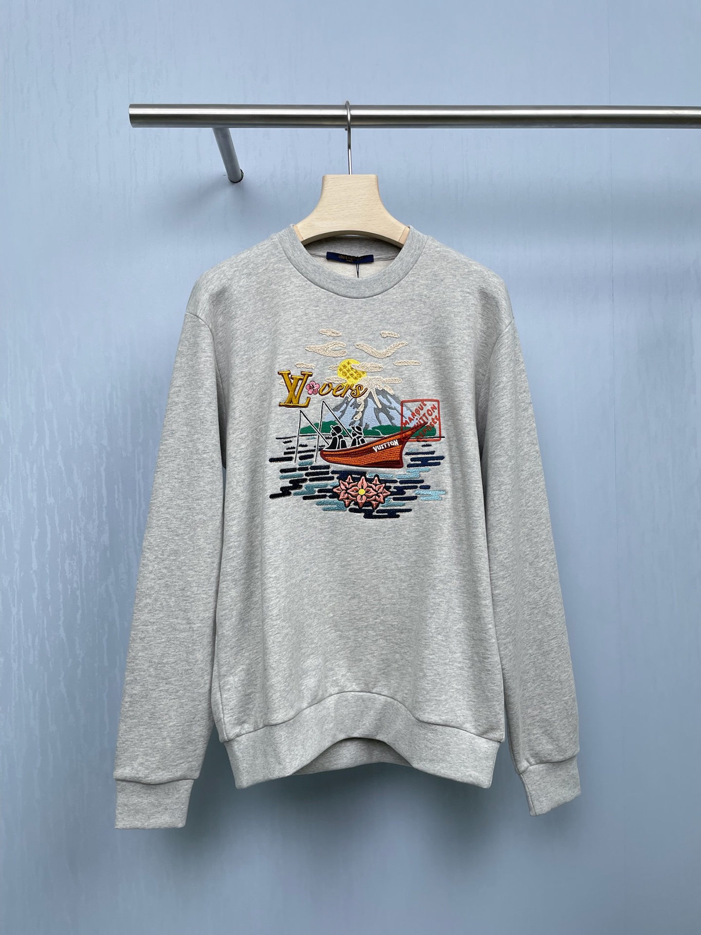 NO:454675,The new embroidered round neck sweatshirt with autumn and winter, enters the early autumn ritual sense of autumn. The sense of ritual in autumn, starting with a sweatshirt, the embroidered yellow LV on the chest is like a little sun, and the pink flowers secretly fall in autumn dew. There are also little people with ‘VUITTON’ sitting on the red boat. Mount Fuji and clouds are used as background boards next to it. Each needle seems to say ‘Autumn should be romantic, LV has been drawn for you. In this autumn, putting art on your body and wearing comfort into daily life is the best respect for autumn. The fabric is super soft, skin-friendly and breathable, and it is super comfortable to wear in sports or daily life. The round neck design is simple and elegant, and it is paired with illustration elements. It is low-key and textured. The layout is loose but not bloated, covering the flesh and making it look thin, and the slim sisters can easily control it. SML, louis  vuitton, hoodie, sweatshirts, alexander wang19860909LV秋冬新款刺绣插画圆领卫衣,提前进入早秋的仪式感 秋天的仪式感,从一件卫衣开始,胸前的刺绣黄LV像颗小太阳,粉花偷偷落了秋露,红色小船上还坐着‘VUITTON’的小人儿,富士山和云朵在旁边当背景板,每一针都像在说‘秋天该有的浪漫,LV都帮你画好了,这个秋天,把艺术穿在身上,把舒适穿成日常,才是对秋日最好的尊重,面料超级柔软,亲肤又透气,运动or日常穿都超舒服,圆领设计简约大方,搭配插画元素刺绣,低调又有质感,版型宽松但不显臃肿,遮肉显瘦,微胖姐妹也能轻松驾驭. 码数SML,,louis vuitton,hoodie,sweatshirts,alexander wang,Women's clothing