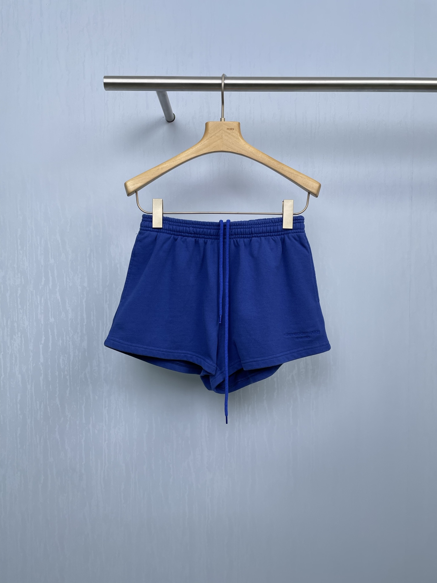 NO:455362,Alexanderwang's new old shorts are simple and casual, easy to match everyday, suitable for shopping, going out and other relaxing occasions, and can show a sense of freedom and fashion. These old shorts are welded to the streets and are handsome and retro, and are casual and stylish when worn every day. Whether it is a gathering place for trendy people or walking on the street, when you stand there, the atmosphere is directly full, which is the focus of the crowd. The fabric is thick and drooping, and the washing process is super natural. It is not the cheap 'deliberate old' trousers are loose but not collapsed, the three-dimensional cut hides the flesh and makes the legs look long, and the small details of pockets and drawstrings are very good. They will not deform after wearing for a long time. The cost-effectiveness is directly full. Then you will wear a pair of dad shoes. A set of wardrobe CP king-fried combinations can be easily worn. SML, alexander  wang, shorts, alexander wang19860909Alexanderwang亚历山大王新款做旧短裤,简约随性,日常好搭,适配逛街、出街等轻松场合,能展现自在时髦感,这条水洗做旧短裤,把街头感焊死在身上,做旧水洗痞帅又复古,日常穿随性又有范儿,不管是潮人聚集地还是街头散步,往那儿一站,氛围感直接拉满,妥妥人群焦点,面料厚实有垂感,水洗工艺超自然,不是那种廉价“刻意旧”裤型宽松但不塌,立体剪裁藏肉又显腿长,口袋、抽绳这些小细节都很到位,穿久了也不变形,性价比直接拉满,再踩双老爹鞋,一套出门超省事,衣柜CP王炸组合,怎么穿都炸场. 码数SML,,alexander wang,shorts,alexander wang,Women's clothing