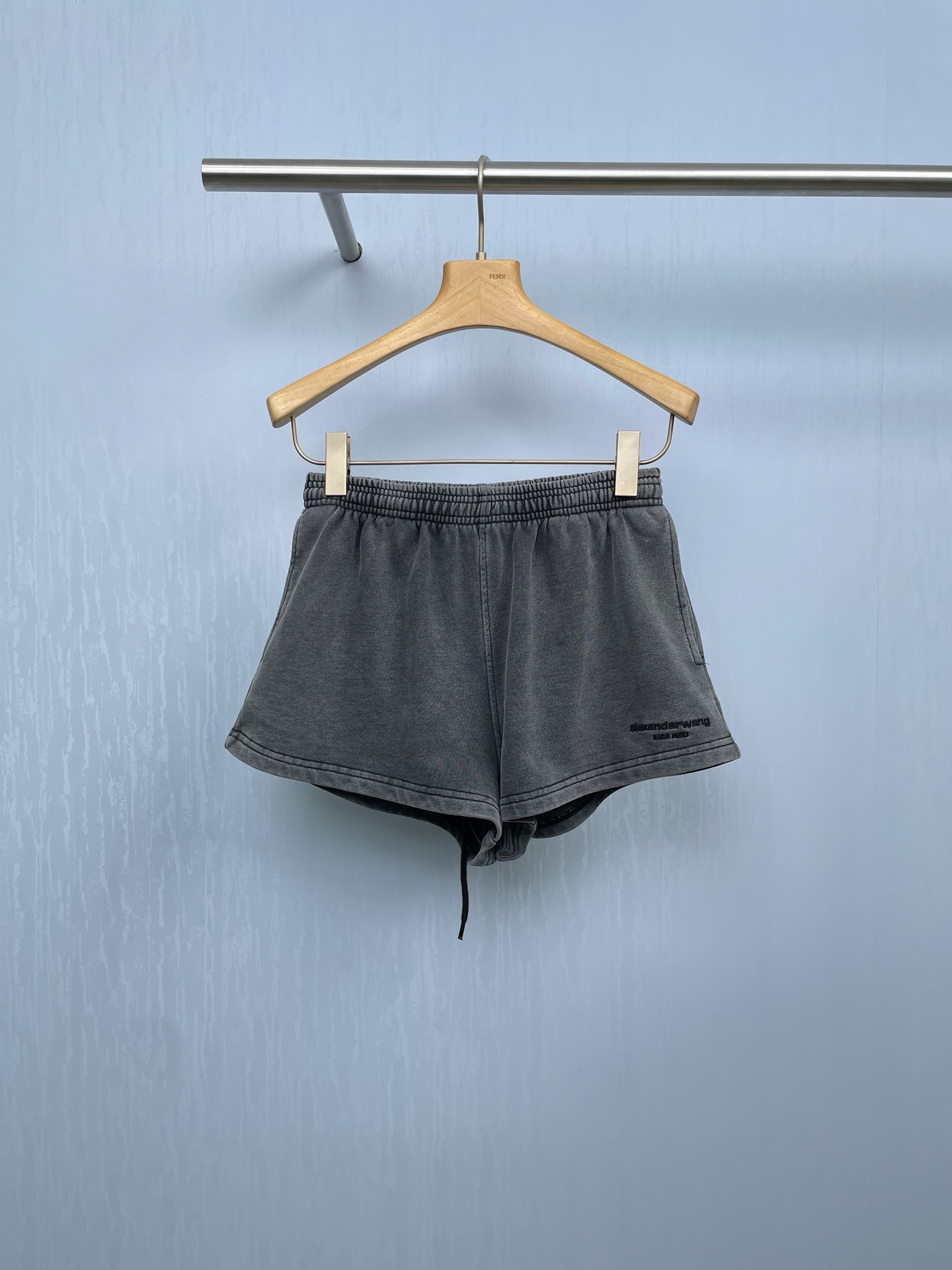 NO:455354,Alexanderwang's new old shorts are simple and casual, easy to match everyday, suitable for shopping, going out and other relaxing occasions, and can show a sense of freedom and fashion. These old shorts are welded to the streets and weld them to the body. They are handsome and retro when wearing them. They are casual and stylish when wearing them every day. Whether it is a gathering place for trendy people or walking on the street, when you stand there, the atmosphere is directly full, which is the focus of the crowd. The fabric is thick and drooping, and the washing process is super natural. It is not the cheap 'deliberate old' trousers are loose but not collapsed. The three-dimensional cut hides the flesh and makes the legs look long. The small details of pockets and drawstrings are very good. They will not deform after wearing them for a long time. The cost-effectiveness is directly full. Then you will wear a pair of dad shoes. A set of wardrobe CP king-fried combinations can be easily worn. SML, alexander  wang, shorts, alexander wang19860909Alexanderwang亚历山大王新款做旧短裤,简约随性,日常好搭,适配逛街、出街等轻松场合,能展现自在时髦感,这条水洗做旧短裤,把街头感焊死在身上,做旧水洗痞帅又复古,日常穿随性又有范儿,不管是潮人聚集地还是街头散步,往那儿一站,氛围感直接拉满,妥妥人群焦点,面料厚实有垂感,水洗工艺超自然,不是那种廉价“刻意旧”裤型宽松但不塌,立体剪裁藏肉又显腿长,口袋、抽绳这些小细节都很到位,穿久了也不变形,性价比直接拉满,再踩双老爹鞋,一套出门超省事,衣柜CP王炸组合,怎么穿都炸场. 码数SML,,alexander wang,shorts,alexander wang,Women's clothing