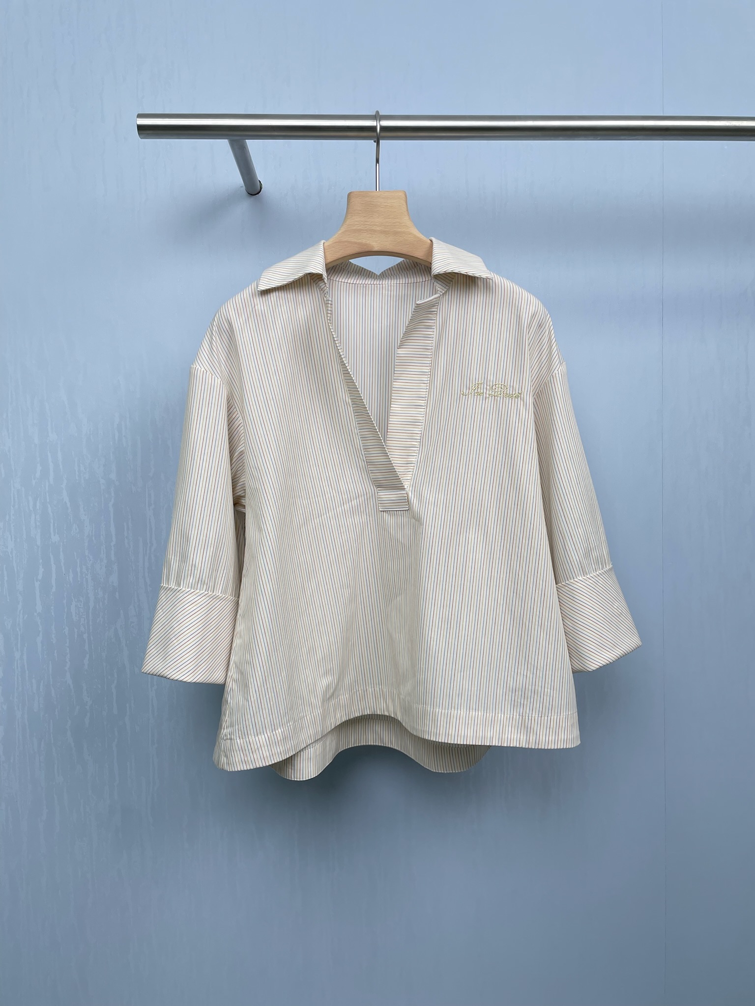 NO:455995,ICE DUST 2025 Early Autumn vertical pullover V-neck shirt colored flower bud short skirt suit, striped suit that falls at a glance, striped control favorite classic striped elements, full of youthful vitality, instantly becomes a campus heroine when worn, the waist-hugging design is super considerate, easily outlining a slim waist, the flower bud short skirt is playful and agile, and small girls can also easily control it, instantly having a sense of long legs. Whether it is daily going out, class or date, it can be perfectly adapted and easy to grasp the sense of fashion. The top is a loose shirt that covers the flesh and makes it look slim, and the short skirt is a flower bud design, playful and cute. A set of upper body, pure desire style is directly pulled, who is a little fairy, the flower bud short skirt design covers the hips and makes the legs look longer, and a small person can also wear it with long legs. The loose style of the shirt is covering the flesh and comfortable, and it is super photogenic to take photos without picking on the figure. You can wear it on daily streets and dates.  SML tops, skirts,shirts,alexander wang19860909ICE DUST 2025早秋竖条套头V领衬衫彩条花苞短裙套装,一眼就沦陷的条纹套装,条纹控最爱经典条纹元素,满满的青春活力感,穿上秒变校园女主,收腰设计超贴心,轻松勾勒出小蛮腰,花苞短裙俏皮灵动,小个子女生也能轻松驾驭,瞬间拥有大长腿既视感,无论是日常出街、上课还是约会,它都能完美适配,轻松拿捏时尚感,上衣是宽松衬衫,遮肉显瘦,短裙是花苞设计,俏皮又可爱,一套上身,纯欲风直接拉满,谁穿谁是小仙女,花苞短裙设计遮胯显腿长,小个子也能穿出大长腿,衬衫宽松版型,遮肉又舒适,不挑身材拍照超上镜,日常出街、约会都能穿. 码数SML 上衣,,skirts,shirts,alexander wang,Women's clothing