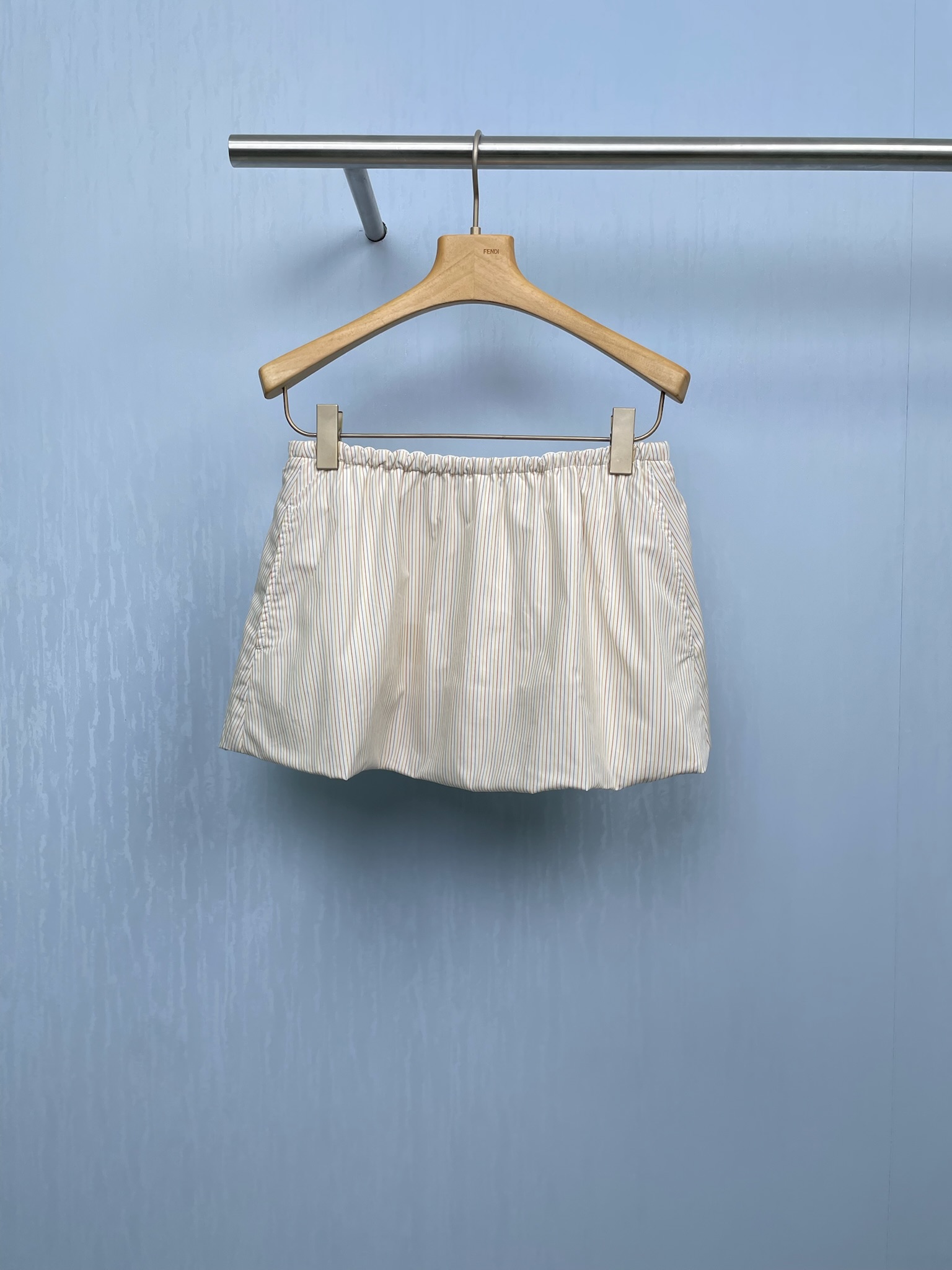 NO:456006,ICE DUST 2025 Early Autumn vertical pullover V-neck shirt colored flower bud short skirt suit, striped suit that falls at a glance, striped control favorite classic striped elements, full of youthful vitality, instantly becomes a campus heroine when worn, the waist-hugging design is super considerate, easily outlining a slim waist, the flower bud short skirt is playful and agile, and small girls can also easily control it, instantly having a sense of long legs. Whether it is daily going out, class or date, it can be perfectly adapted and easy to grasp the sense of fashion. The top is a loose shirt that covers the flesh and makes it look slim, and the short skirt is a flower bud design, playful and cute. A set of upper body, pure desire style is directly pulled, who is a little fairy, the flower bud short skirt design covers the hips and makes the legs look longer, and a small person can also wear it with long legs. The loose style of the shirt is covering the flesh and comfortable, and it is super photogenic to take photos without picking on the figure. You can wear it on daily streets and dates.  SML skirt, skirts, shirts, alexander wang19860909ICE DUST 2025早秋竖条套头V领衬衫彩条花苞短裙套装,一眼就沦陷的条纹套装,条纹控最爱经典条纹元素,满满的青春活力感,穿上秒变校园女主,收腰设计超贴心,轻松勾勒出小蛮腰,花苞短裙俏皮灵动,小个子女生也能轻松驾驭,瞬间拥有大长腿既视感,无论是日常出街、上课还是约会,它都能完美适配,轻松拿捏时尚感,上衣是宽松衬衫,遮肉显瘦,短裙是花苞设计,俏皮又可爱,一套上身,纯欲风直接拉满,谁穿谁是小仙女,花苞短裙设计遮胯显腿长,小个子也能穿出大长腿,衬衫宽松版型,遮肉又舒适,不挑身材拍照超上镜,日常出街、约会都能穿. 码数SML 半裙,,skirts,shirts,alexander wang,Women's clothing