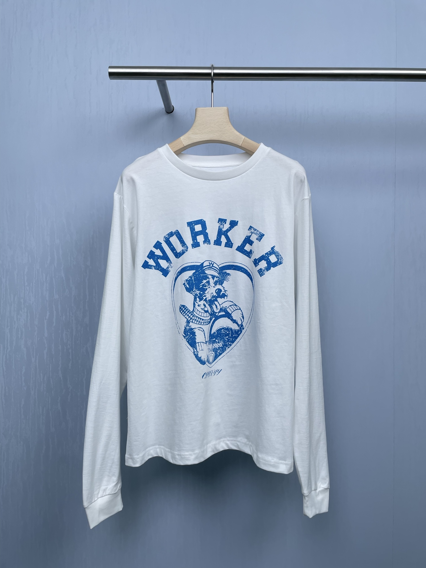 NO:456026,OPEN YY25 early autumn Korean designer puppy alphabet pattern top, who can refuse puppy printed T-shirt!  It is trendy and sun protection, and is simply a treasure item for spring and summer outfits. This T-shirt is in three colors. The puppy prints on it are vivid and interesting. It is paired with a personalized letter pattern. The trendy style is directly full. The front shoulder design makes it look slim and easily modify the shoulder lines to make the body look more upright. The thin fabric is thin and breathable. It is very suitable as a sunscreen shirt. It can help you easily resist ultraviolet rays and not stuffy. It can be used as a base and inner layer in spring and autumn. It is very exciting to wear with a jacket. It is also fashionable to wear alone in summer. It is casual and eye-catching. The pure cotton fabric is soft in the skin, and it is super comfortable to wear with close body. It is also super versatile. Whether it is casual, sweet or cool and handsome, it can be perfectly adapted. Sisters who love beauty should not miss it. Get it quickly.  SML, Skirts, shorts, jackets & coats, tees, t-shirt, alexander wang19860909OPEN YY25早秋韩国设计师小狗字母图案上衣,谁能拒绝小狗印花T恤！又潮又防晒,简直是春夏穿搭的宝藏单品,这件T恤是三个颜色,上面的小狗印花生动又有趣,搭配个性的字母图案,潮流感直接拉满,正肩设计超显瘦,轻松修饰肩部线条,让身形看起来更挺拔,薄款面料轻薄透气,作为防晒罩衫超合适,能帮你轻松抵挡紫外线,还不会闷热,春秋可以当打底内搭,随便搭配个外套就很出彩,夏天单穿也时髦,配短裤、短裙,休闲又吸睛,纯棉面料亲肤柔软,贴身穿超舒服,而且百搭属性超强,无论是走休闲风、甜美风还是酷帅风,它都能完美适配,这么可爱又实用的T恤,爱美的姐妹可千万别错过,赶紧入手. 码数SML,,skirts,shorts,jackets & coats,tees，t-shirt,alexander wang,Women's clothing