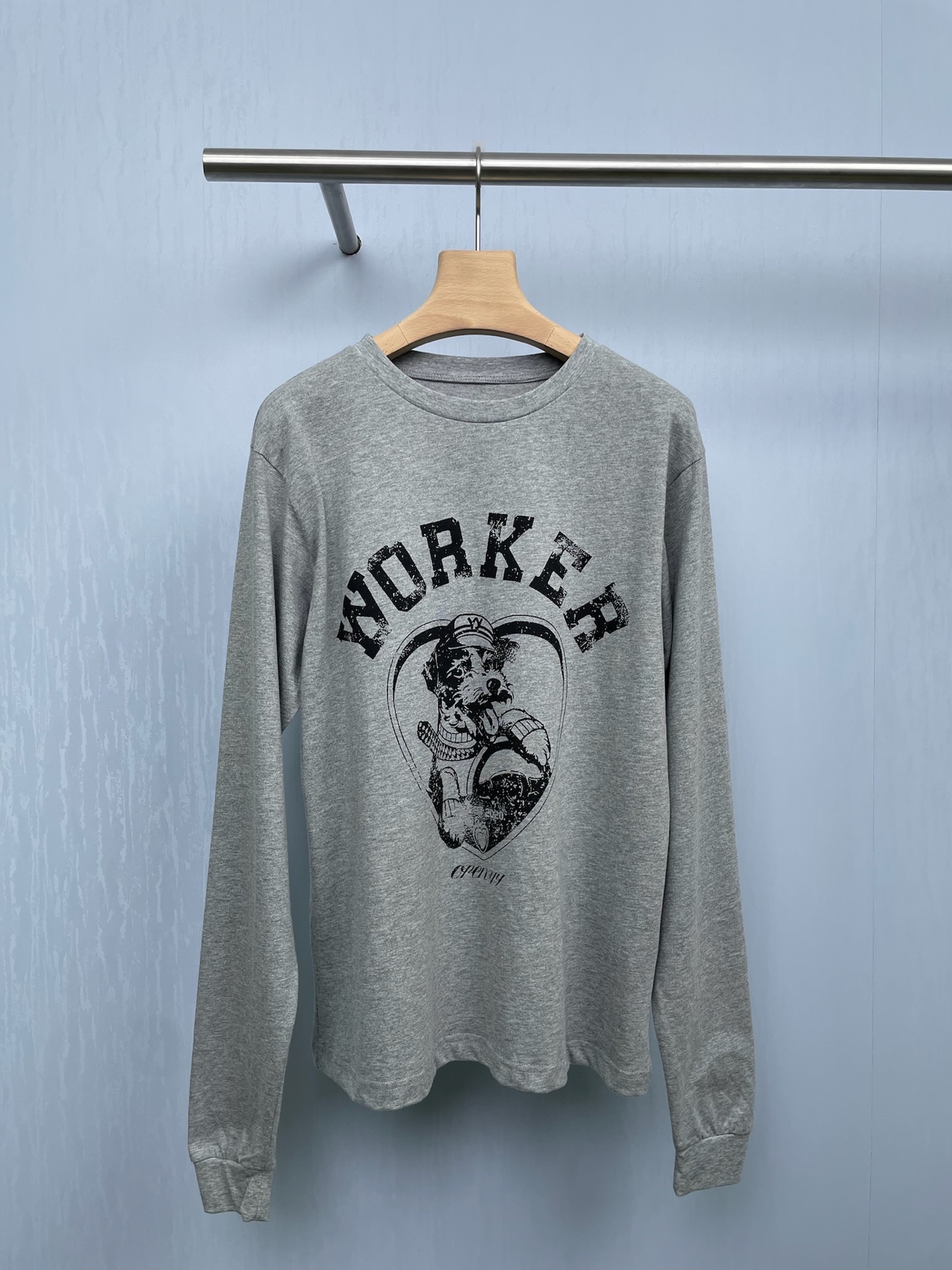 NO:456036,OPEN YY25 early autumn Korean designer puppy alphabet pattern top, who can refuse puppy printed T-shirt!  It is trendy and sun protection, and is simply a treasure item for spring and summer outfits. This T-shirt is in three colors. The puppy prints on it are vivid and interesting. It is paired with a personalized letter pattern. The trendy style is directly full. The front shoulder design makes it look slim and easily modify the shoulder lines to make the body look more upright. The thin fabric is thin and breathable. It is very suitable as a sunscreen shirt. It can help you easily resist ultraviolet rays and not stuffy. It can be used as a base and inner layer in spring and autumn. It is very exciting to wear with a jacket. It is also fashionable to wear alone in summer. It is casual and eye-catching. The pure cotton fabric is soft in the skin, and it is super comfortable to wear with close body. It is also super versatile. Whether it is casual, sweet or cool and handsome, it can be perfectly adapted. Sisters who love beauty should not miss it. Get it quickly.  SML, Skirts, shorts, jackets & coats, tees, t-shirt, alexander wang19860909OPEN YY25早秋韩国设计师小狗字母图案上衣,谁能拒绝小狗印花T恤！又潮又防晒,简直是春夏穿搭的宝藏单品,这件T恤是三个颜色,上面的小狗印花生动又有趣,搭配个性的字母图案,潮流感直接拉满,正肩设计超显瘦,轻松修饰肩部线条,让身形看起来更挺拔,薄款面料轻薄透气,作为防晒罩衫超合适,能帮你轻松抵挡紫外线,还不会闷热,春秋可以当打底内搭,随便搭配个外套就很出彩,夏天单穿也时髦,配短裤、短裙,休闲又吸睛,纯棉面料亲肤柔软,贴身穿超舒服,而且百搭属性超强,无论是走休闲风、甜美风还是酷帅风,它都能完美适配,这么可爱又实用的T恤,爱美的姐妹可千万别错过,赶紧入手. 码数SML,,skirts,shorts,jackets & coats,tees，t-shirt,alexander wang,Women's clothing