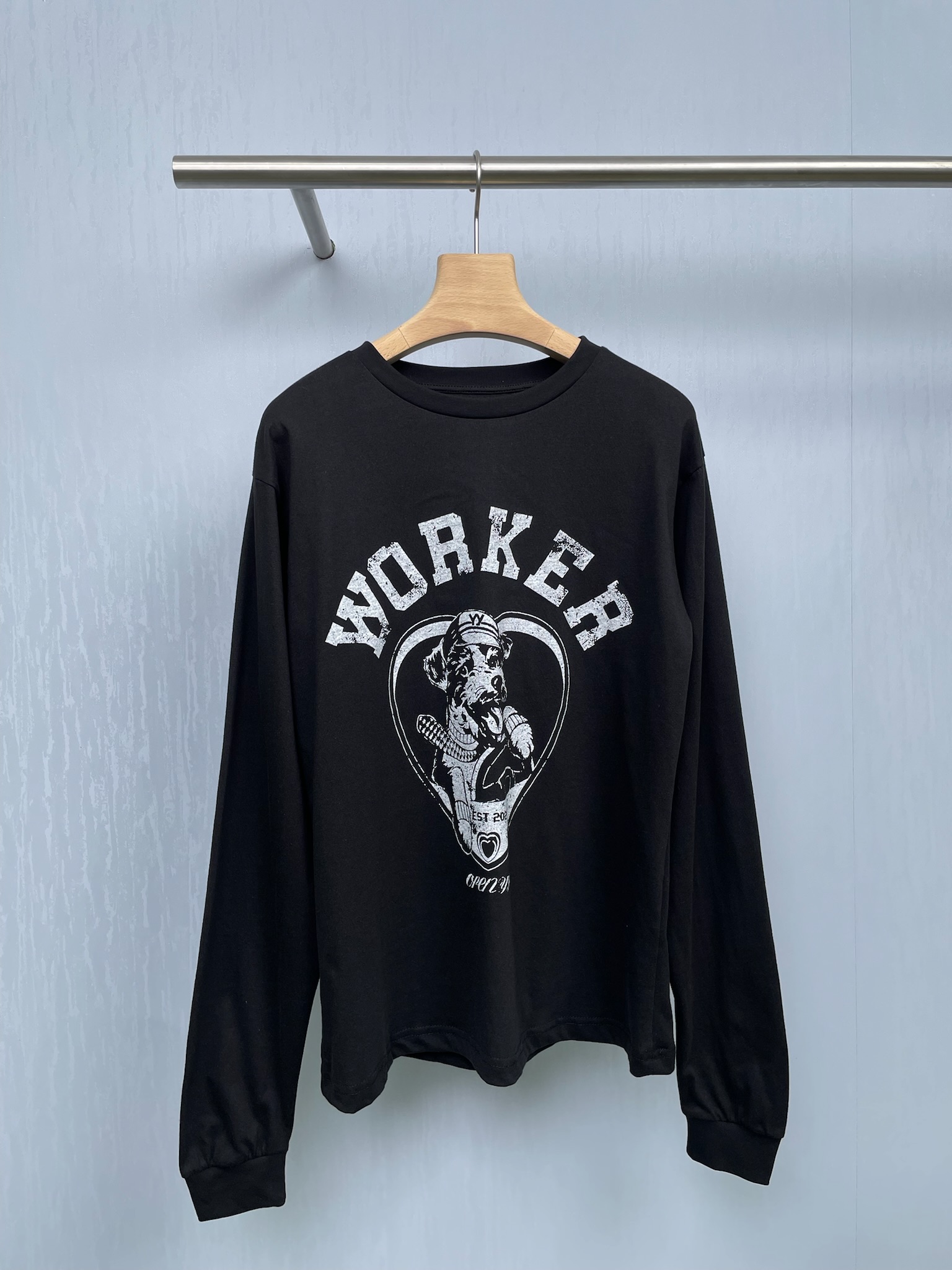 NO:455997,OPEN YY25 early autumn Korean designer puppy alphabet pattern top, who can refuse puppy printed T-shirt!  It is trendy and sun protection, and is simply a treasure item for spring and summer outfits. This T-shirt is in three colors. The puppy prints on it are vivid and interesting. It is paired with a personalized letter pattern. The trendy style is directly full. The front shoulder design makes it look slim and easily modify the shoulder lines to make the body look more upright. The thin fabric is thin and breathable. It is very suitable as a sunscreen shirt. It can help you easily resist ultraviolet rays and not stuffy. It can be used as a base and inner layer in spring and autumn. It is very exciting to wear with a jacket. It is also fashionable to wear alone in summer. It is casual and eye-catching. The pure cotton fabric is soft in the skin, and it is super comfortable to wear with close body. It is also super versatile. Whether it is casual, sweet or cool and handsome, it can be perfectly adapted. Sisters who love beauty should not miss it. Get it quickly.  SML, Skirts, shorts, jackets & coats, tees, t-shirt, alexander wang19860909OPEN YY25早秋韩国设计师小狗字母图案上衣,谁能拒绝小狗印花T恤！又潮又防晒,简直是春夏穿搭的宝藏单品,这件T恤是三个颜色,上面的小狗印花生动又有趣,搭配个性的字母图案,潮流感直接拉满,正肩设计超显瘦,轻松修饰肩部线条,让身形看起来更挺拔,薄款面料轻薄透气,作为防晒罩衫超合适,能帮你轻松抵挡紫外线,还不会闷热,春秋可以当打底内搭,随便搭配个外套就很出彩,夏天单穿也时髦,配短裤、短裙,休闲又吸睛,纯棉面料亲肤柔软,贴身穿超舒服,而且百搭属性超强,无论是走休闲风、甜美风还是酷帅风,它都能完美适配,这么可爱又实用的T恤,爱美的姐妹可千万别错过,赶紧入手. 码数SML,,skirts,shorts,jackets & coats,tees，t-shirt,alexander wang,Women's clothing