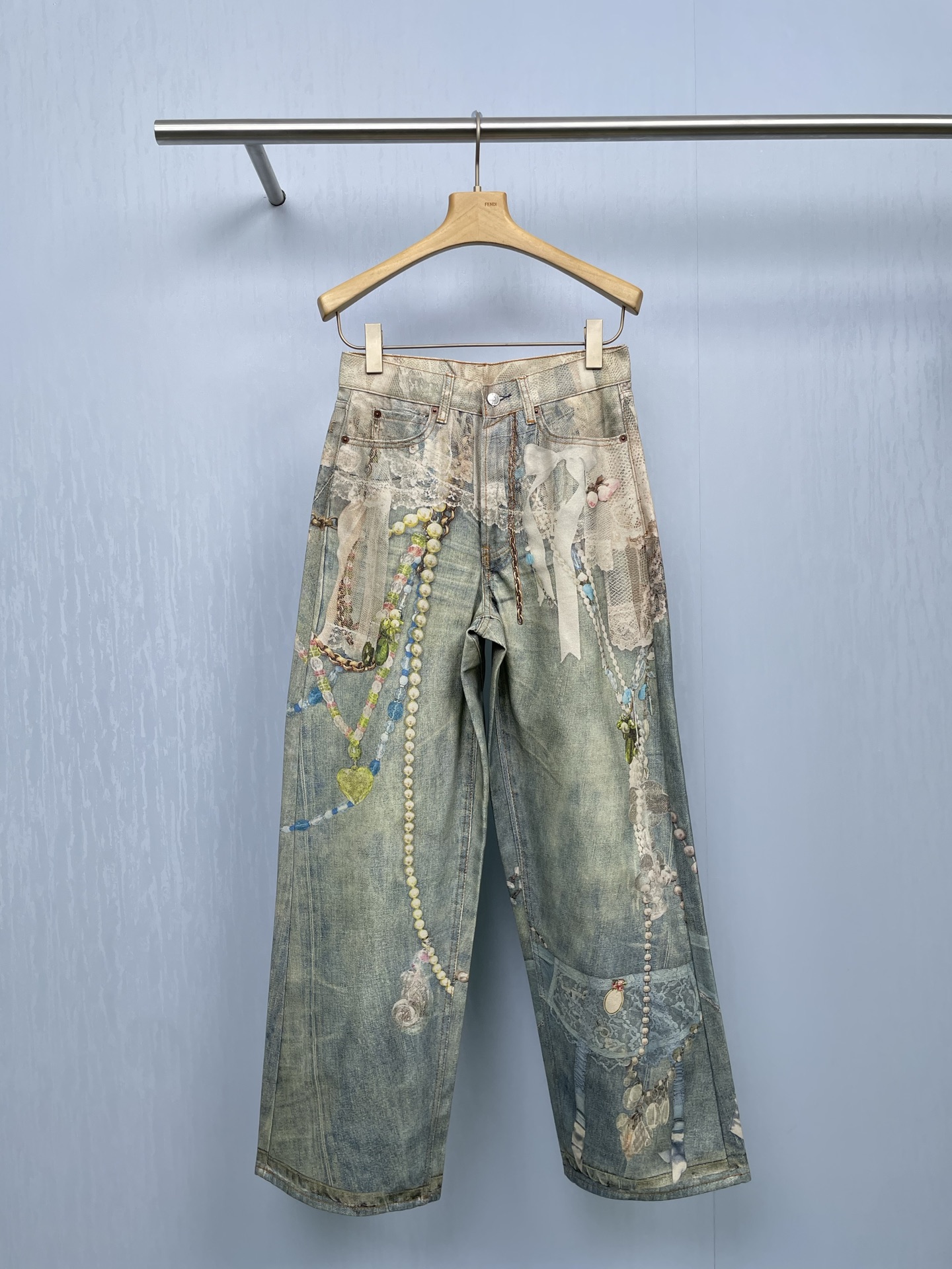 NO:456007,Acne  Studios' new 3D pearl chain printed imitation jeans, using custom denim fabrics, the 3D printing series is a perfect fusion of technology and fashion, and is also a affectionate dialogue between ingenuity and innovation. Each item starts with a design sketch. After countless scrutiny and polishing, the chain elements are accurately integrated into the texture of the jeans through advanced 3D printing technology. This process not only breaks through the limitations of traditional garment, but also makes every chain seem to have life, with the rhythm of the body.  The design inspiration comes from a deep understanding of freedom and personality. The chain symbolizes connection and strength. Jeans are a symbol of classics and rebellion. ACNE combines the two to create a piece that is both avant-garde and humane. Every detail is carefully considered. From the softness of the fabric to the fit of the chain, it is all in order to make the wearer feel unparalleled comfort and confidence. When wearing it, it seems that you can hear the light sound of the chain. It is your unique rhythm and a affectionate confession to fashion.  Code number XS SML, acne studios,dior,jeans,alexander wang19860909Acne Studios新款3D珍珠链条印花仿牛仔裤,采用定制丹宁牛仔布面料,3D打印系列是科技与时尚的完美融合,也是匠心与创新的深情对话,每一件单品都从一张设计草图开始,经过无数次推敲与打磨,最终通过先进的3D打印技术,将链条元素精准地融入牛仔裤的肌理中,这种工艺不仅突破了传统制衣的局限,更让每一条链条都仿佛有了生命,随着身体的律动而灵动跳跃,设计灵感源于对自由与个性的深刻理解,链条象征着连接与力量,而牛仔裤则是经典与叛逆的象征,ACNE将两者结合,创造出一种既前卫又充满人情味的单品,每一处细节都经过精心考量,从布料的柔软度到链条的贴合感,都为了让穿着者感受到无与伦比的舒适与自信,穿上它,仿佛能听见链条轻响,那是属于你的独特节奏,也是对时尚的深情告白. 码数XS SML,,acne studios,dior,jeans,alexander wang,Women's clothing