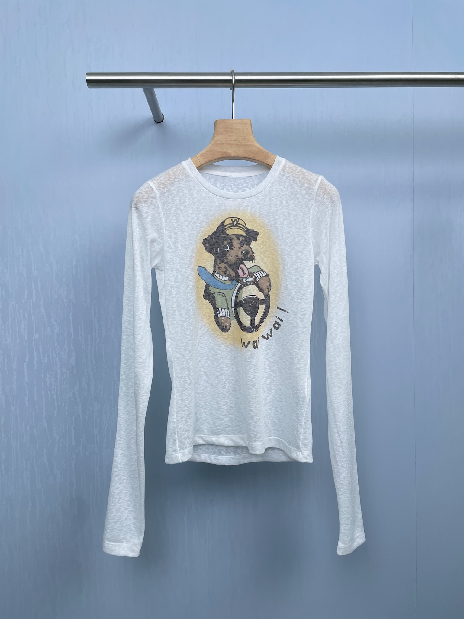 NO:456017,OPEN  YY25 early autumn new light round neck slim dog printed long-sleeved T-shirt, who knows this dog printed T-shirt is so cute that it is foul, treasures, the new treasure T-shirt in spring and summer is here, this loose printed long-sleeved T-shirt is simply a cute manufacturing machine, the background color of milk fufu is printed with super cute dog patterns, and playful letter embellishments. Every detail is full of cuteness. The round neck design is not picky and modify the neck lines, making it look full of vitality. The loose style is casual and free, and the meat hidden effect is  It can be easily controlled by any body shape. It is comfortable and fashionable. The fabric is skin-friendly and breathable. It is very comfortable to wear with close body. It is very suitable for spring and summer. It is paired with shorts and short skirts. It is a casual and girl-filled casual look. It is paired with jeans and has the casual and fashionable style of an ins blogger. Whether it is going out on the street, dating or staying at home, it can easily become the focus when wearing it. It is cute and it is really a T-shirt. Whoever wears it will reduce age, hurry up and make this spring and summer cute together.  SML, skirts, shorts, jeans, tees, t-shirt, alexander wang19860909OPEN YY25早秋新款轻薄圆领修身狗狗印花长袖T恤,谁懂这件狗狗印花T恤可爱到犯规,宝子们,春夏新款宝藏T恤来啦,这件宽松印花长袖T恤,简直是可爱制造机,奶fufu的底色,印着超萌的狗狗图案,还有俏皮的字母点缀,每一处细节都写满了可爱,圆领设计不挑人,修饰颈部线条,显得元气满满.宽松版型随性自在,藏肉效果一流,不管什么身材都能轻松驾驭,舒适又时尚,面料亲肤透气,贴身穿超舒服,很适合春夏季节,搭配短裤、短裙,就是元气少女感拉满的休闲look,配上牛仔裤,又有ins博主的随性时髦范,无论是日常出街、约会还是宅家,穿上它都能轻松成为焦点,可爱值直接拉满,真的超爱这件T恤,谁穿谁减龄,赶紧入手,一起萌翻这个春夏. 码数SML,,skirts,shorts,jeans,tees，t-shirt,alexander wang,Women's clothing