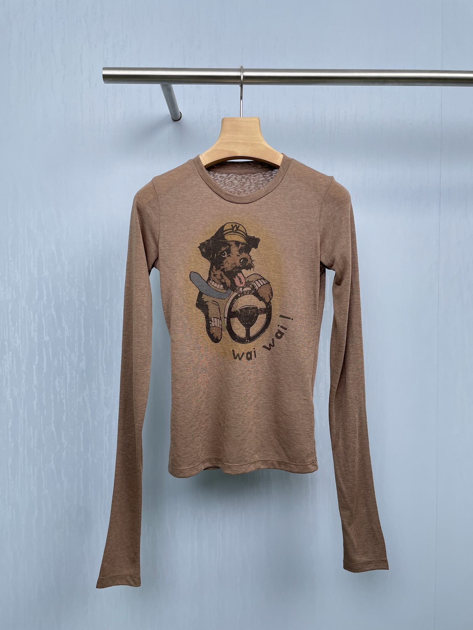 NO:456027,OPEN  YY25 early autumn new light round neck slim dog printed long-sleeved T-shirt, who knows this dog printed T-shirt is so cute that it is foul, treasures, the new treasure T-shirt in spring and summer is here, this loose printed long-sleeved T-shirt is simply a cute manufacturing machine, the background color of milk fufu is printed with super cute dog patterns, and playful letter embellishments. Every detail is full of cuteness. The round neck design is not picky and modify the neck lines, making it look full of vitality. The loose style is casual and free, and the meat hidden effect is  It can be easily controlled by any body shape. It is comfortable and fashionable. The fabric is skin-friendly and breathable. It is very comfortable to wear with close body. It is very suitable for spring and summer. It is paired with shorts and short skirts. It is a casual and girl-filled casual look. It is paired with jeans and has the casual and fashionable style of an ins blogger. Whether it is going out on the street, dating or staying at home, it can easily become the focus when wearing it. It is cute and it is really a T-shirt. Whoever wears it will reduce age, hurry up and make this spring and summer cute together.  SML, skirts, shorts, jeans, tees, t-shirt, alexander wang19860909OPEN YY25早秋新款轻薄圆领修身狗狗印花长袖T恤,谁懂这件狗狗印花T恤可爱到犯规,宝子们,春夏新款宝藏T恤来啦,这件宽松印花长袖T恤,简直是可爱制造机,奶fufu的底色,印着超萌的狗狗图案,还有俏皮的字母点缀,每一处细节都写满了可爱,圆领设计不挑人,修饰颈部线条,显得元气满满.宽松版型随性自在,藏肉效果一流,不管什么身材都能轻松驾驭,舒适又时尚,面料亲肤透气,贴身穿超舒服,很适合春夏季节,搭配短裤、短裙,就是元气少女感拉满的休闲look,配上牛仔裤,又有ins博主的随性时髦范,无论是日常出街、约会还是宅家,穿上它都能轻松成为焦点,可爱值直接拉满,真的超爱这件T恤,谁穿谁减龄,赶紧入手,一起萌翻这个春夏. 码数SML,,skirts,shorts,jeans,tees，t-shirt,alexander wang,Women's clothing