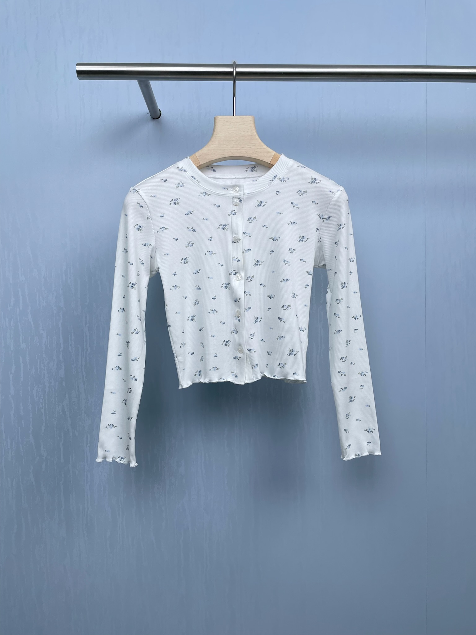 NO:456037,AIM SH2025 blue and white small floral two-piece jacket suspender cardigan suit, for a date with autumn, suspender + cardigan two-piece suit, it is very suitable for this season of changing temperatures. It is also very convenient to wear suspenders alone, fresh small floral embellishments, sweetness is just right, and this is really amazing to wear. One set of clothes is exquisite floral patterns for all occasions. The short cardigan design reveals a slim waist, and it is full of layering when layered. It is super photogenic when going out on the street, date, vacation, and taking photos on a daily basis, making it look slim and versatile. SML,, jackets & coats, alexander wang19860909AIM SH2025蓝白小碎花两件式外套吊带开衫套装,赴一场和秋天的约会,吊带+开衫两件套,就很适合这个气温多变的季节,吊带单穿也很方便,清新的小碎花点缀,甜度控制的刚刚好,这么穿真的绝了,一套搞定所有场合,吊带是精致碎花图案,开衫短款设计露出小蛮腰,叠穿起来层次感满满,日常出街、约会、度假、拍照都超上镜,显瘦又百搭. 码数SML,,jackets & coats,alexander wang,Women's clothing