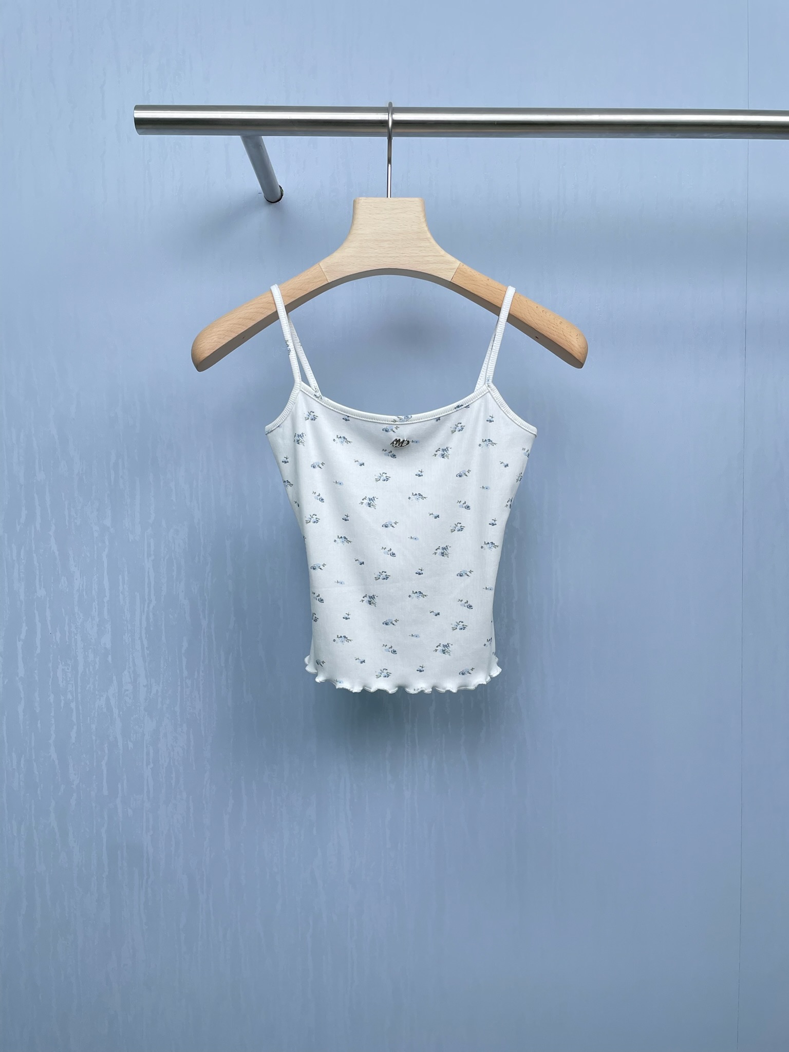 NO:456044,AIM SH2025 blue and white small floral two-piece jacket suspender cardigan suit, for a date with autumn, suspender + cardigan two-piece suit, it is very suitable for this season of changing temperatures. It is also very convenient to wear suspenders alone, fresh small floral embellishments, sweetness is just right, and this is really amazing to wear. One set of clothes is exquisite floral patterns for all occasions. The short cardigan design reveals a slim waist, and it is full of layering when layered. It is super photogenic when going out on the street, date, vacation, and taking photos on a daily basis, making it look slim and versatile. SML,, jackets & coats, alexander wang19860909AIM SH2025蓝白小碎花两件式外套吊带开衫套装,赴一场和秋天的约会,吊带+开衫两件套,就很适合这个气温多变的季节,吊带单穿也很方便,清新的小碎花点缀,甜度控制的刚刚好,这么穿真的绝了,一套搞定所有场合,吊带是精致碎花图案,开衫短款设计露出小蛮腰,叠穿起来层次感满满,日常出街、约会、度假、拍照都超上镜,显瘦又百搭. 码数SML,,jackets & coats,alexander wang,Women's clothing