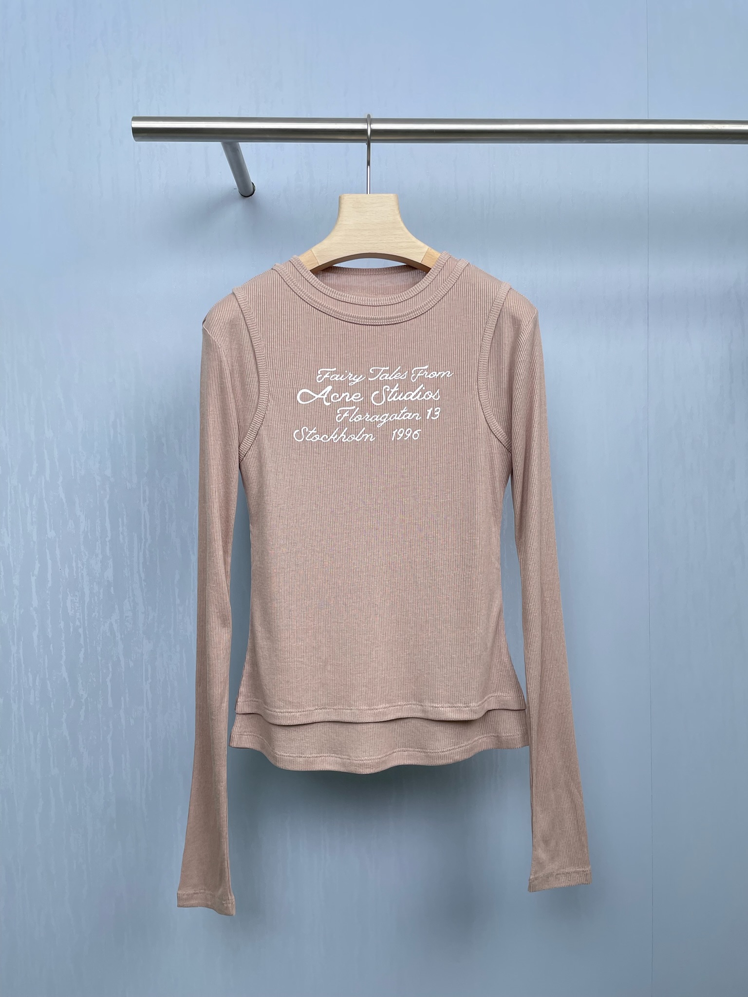 NO:456046,Acne Studios 2025 autumn new vest-style casual and fashionable fake two-piece set, the round neck design is simple and elegant, which can well show the neck lines. The splicing of long-sleeved T-shirt + vest presents the visual sense of 'fake two-piece', adding a touch of interest to the originally plain body, elegant and retro, bringing an elegant and refreshing image. The soft and glutinous cotton feels soothing and breathable. The low-saturation apricot color has a high-end tone, the upper body looks slim and styling, lazy and practical, with layered layers, slim and tailor outlines graceful lines, beautiful and cool, paired with loose work pants, lazy and relaxing, casual and fashionable, a true outfit template. SML, acne studios, dior, tees, t-shirt, alexander wang19860909Acne Studios2025秋季新款背心式休闲时尚感的假两件套,圆领设计简洁大方,能够很好地展现颈部线条,长袖T恤+背心的拼接,呈现了“假两件’的即视感,给原本平淡的衣身,增添了一份趣味,雅致中透着几分复古,带出了优雅的清爽形象,软糯的纯棉触感给你舒缓透气的感觉,低饱和度的杏色自带高级腔调,上身显瘦修型,慵懒实穿,自带叠穿层次感,修身剪裁勾勒曼妙线条,又美又飒,搭配宽松工装裤,慵懒松弛感拉满,随性又时髦,妥妥的穿搭模板. 码数SML,,acne studios,dior,tees，t-shirt,alexander wang,Women's clothing