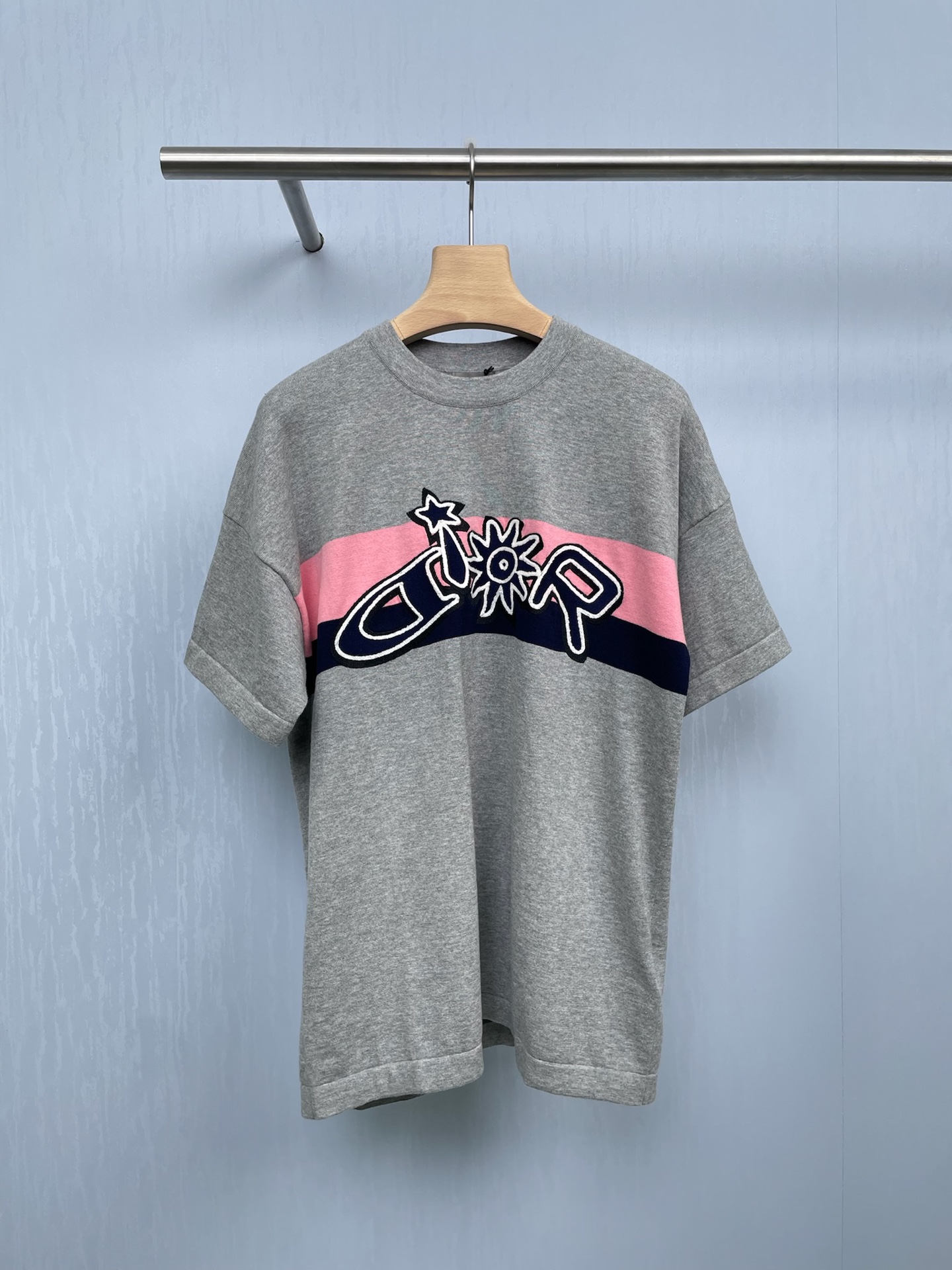 NO:456056,Dior 2025 autumn new Hamilton knitted short sleeves, fixed dyeing 32 double-thread blended yarn wool, using imported (Stoll) 14 knitting machine operation, computer-made wool jacquard, ready-to-wear wool fermentation makes the fabric close-fitting and soft, exquisite sunflower knitted embroidery, the fabric is made of cashmere material, the upper body is extremely skin-friendly, and the soft feel is like cotton candy. It is really better to get it to experience it yourself. The overall color design is still at the forefront of the trend, and the fashionable essence is for me. SML, dior, T-shirt, alexander wang19860909Dior2025秋季新款联名汉密尔顿针织短袖,定染32支双线混纺彩纱羊毛,采用进口（Stoll）14针织机作业,电脑制版毛料提花,成衣毛料酵洗使得面料贴身柔软,精致太阳花针织刺绣,面料采用羊绒材质,上身异常亲肤,软乎乎的手感就好比棉花糖,真的说再多不如到手亲自感受一下,整体配色设计依旧走在潮流前沿,时髦精给我冲呀. 码数SML,,dior,T-shirt,alexander wang,Women's clothing