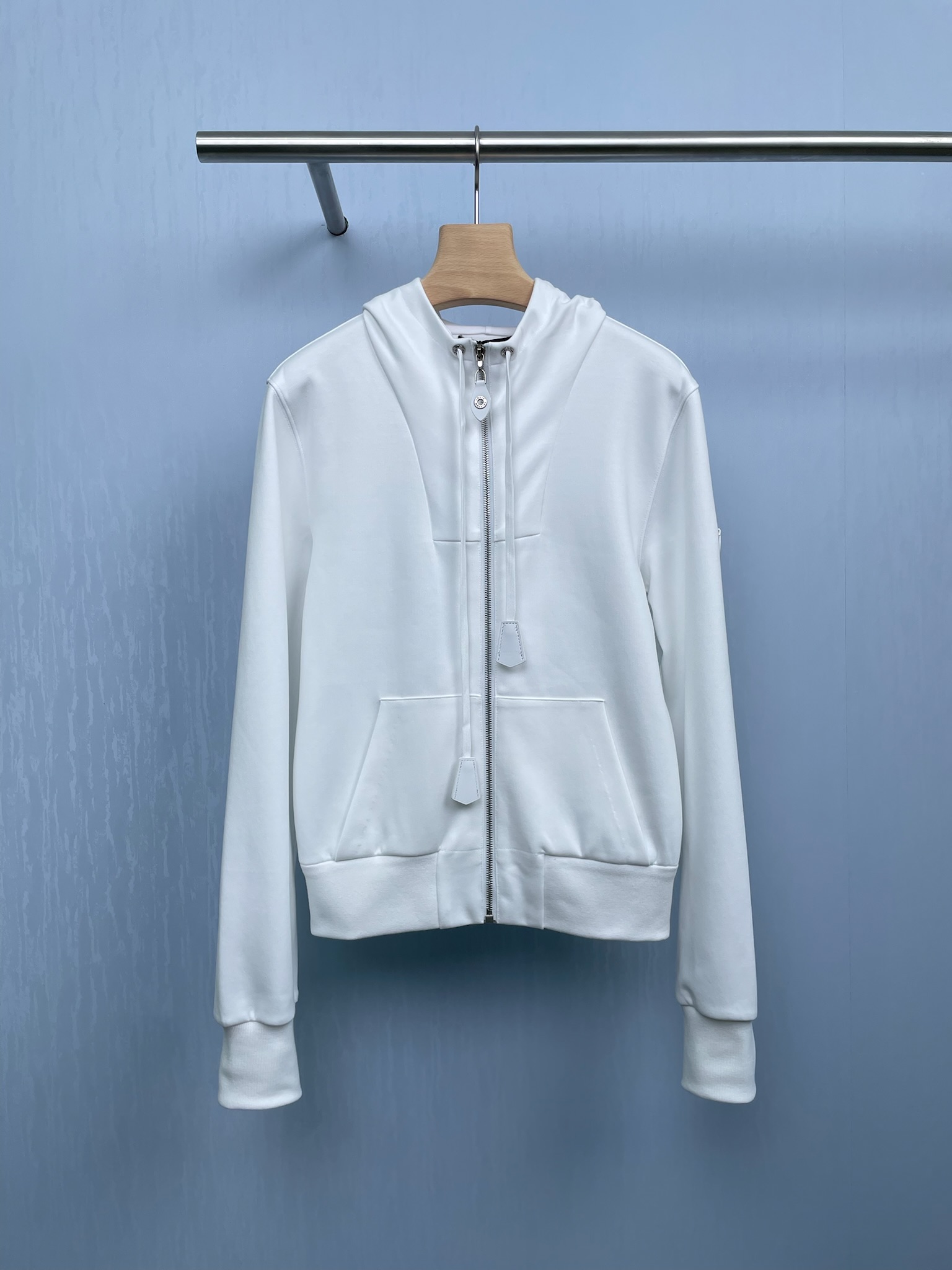 NO:456074,LV 2025 autumn new women's leather element hoodie jogging shorts suit, lazy people's gossip, a must-have fashion sweatshirt suit for changing seasons is coming, the season for wearing sweatshirts is here, the beige is really not greasy, large-style hooded sweatshirt jacket, simple but not simple small design, comfortable and inclusive, with a lazy and relaxing feeling, the same set of loose shorts, elastic waist design is comfortable to make your legs look longer, the sweatshirt is versatile and not picky, the texture is good, a set of top-fitting, fashionable and high-end suit, which is very suitable for me, like a lazy person who wants to go out quickly, it is also possible to match it separately, the jacket and shorts are very versatile. SML, in addition, louis vuitton, hoodie, sweatshirts, shorts, jackets & coats, hats, alexander wang19860909LV 2025秋季新款女装皮革元素连帽衫慢跑短裤套装,懒人福音,换季必备的时尚卫衣套装来袭,穿卫衣的季节到了,米白色真的穿不腻,大版型的连帽卫衣外套,简约而不简单的小设计,舒适包容性强,自带慵懒松弛感,同套宽松短裤,松紧腰设计舒适显瘦显腿长,卫衣百搭不挑人,质感很好,一套上身非常cleanfit,时髦又高级的套装,太适合我这种懒人想要实现快速出门了,分开搭配也是可以的,外套和短裤都很百搭. 码数SML 外,,louis vuitton,hoodie,sweatshirts,shorts,jackets & coats,hats,alexander wang,Women's clothing