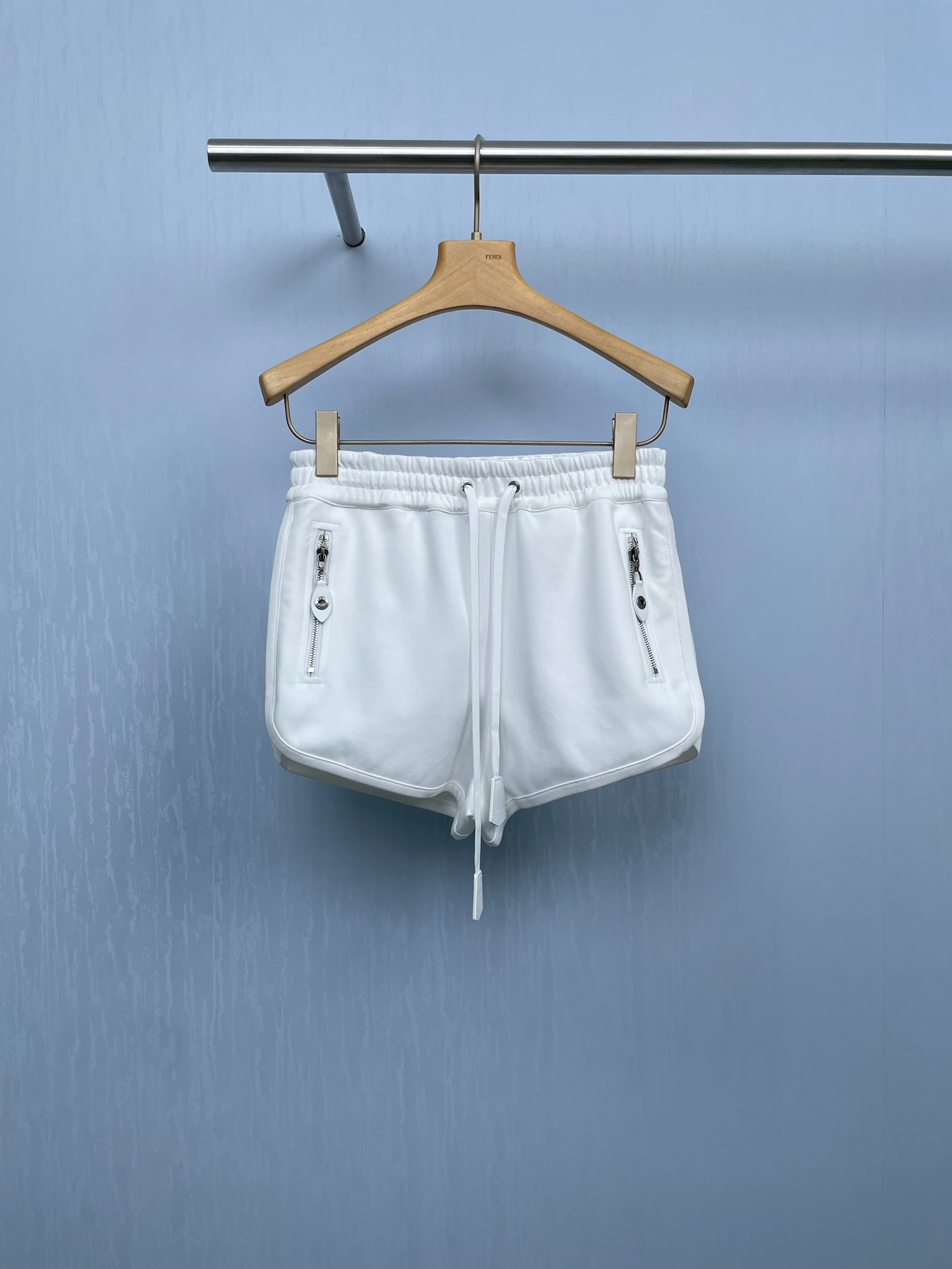 NO:456042,LV 2025 autumn new women's leather element hoodie jogging shorts suit, lazy people's gossip, a must-have fashion sweatshirt suit for changing seasons is coming, the season for wearing sweatshirts is here, the beige is really not greasy, large-style hooded sweatshirt jacket, simple but not simple small design, comfortable and inclusive, with a lazy and relaxing feeling, the same set of loose shorts, elastic waist design is comfortable to make your legs look longer, the sweatshirt is versatile and not picky, the texture is good, a set of top-fitting, fashionable and high-end suit, which is very suitable for me, like a lazy person who wants to go out quickly, it is also possible to match it separately, the jacket and shorts are very versatile. SML SML short,,louis vuitton,hoodie,sweatshirts,shorts,jackets & coats,hats,alexander wang19860909LV 2025秋季新款女装皮革元素连帽衫慢跑短裤套装,懒人福音,换季必备的时尚卫衣套装来袭,穿卫衣的季节到了,米白色真的穿不腻,大版型的连帽卫衣外套,简约而不简单的小设计,舒适包容性强,自带慵懒松弛感,同套宽松短裤,松紧腰设计舒适显瘦显腿长,卫衣百搭不挑人,质感很好,一套上身非常cleanfit,时髦又高级的套装,太适合我这种懒人想要实现快速出门了,分开搭配也是可以的,外套和短裤都很百搭. 码数SML 短,,louis vuitton,hoodie,sweatshirts,shorts,jackets & coats,hats,alexander wang,Women's clothing