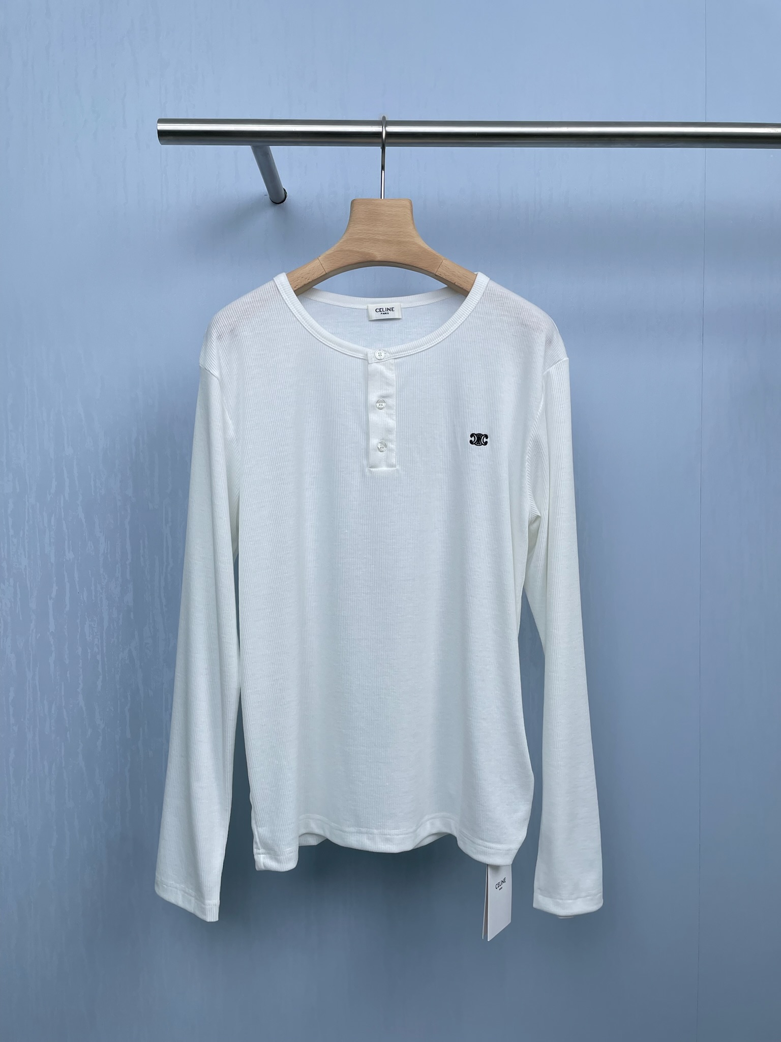 NO:456068,Celine 2025 autumn and winter new Arc de Triomphe logo embroidered Henry shirt, autumn outfit guide, low saturation colors can easily grasp early autumn, early autumn low saturation colors, daily commuting, Henry collar button long sleeves are a hot topic this year, careful wiring and segmentation design makes this basic long sleeves simple and not simple, Leather style makes the inner fit more appropriate, retro U-neck design highlights the collarbone lines, lengthens the neck lines, and is simple and neat, just right style, the upper body is full of slack feeling, selected pure cotton material, the dress is delicate and skin-friendly, the upper body is as comfortable as the second layer of skin, this Henry style has been out of date for many years, it looks ordinary, and the upper body will definitely be particularly surprised. SML, celine, alexander wang19860909Celine2025秋冬新款凯旋门logo刺绣亨利衫,秋日穿搭指南,低饱和色系也能轻松拿捏早秋,早秋的低饱和度的色系穿搭,拿捏日常通勤,亨利领的纽扣长袖堪称今年大热门,小心机走线分割设计,让这件基础款长袖也变得简约不简单,Leather版型使得内搭起来更加得体,复古U领设计凸显锁骨线条,拉长脖颈线条,剪裁精简利落,恰到好处的版型,上身松弛感满满,甄选纯棉材质 整衣细腻亲肤,上身如第二层肌肤般舒适,这种亨利款就是放好多年都不过时,看起来平平无奇,上身一定会特别惊喜. 码数SML,,celine,alexander wang,Women's clothing