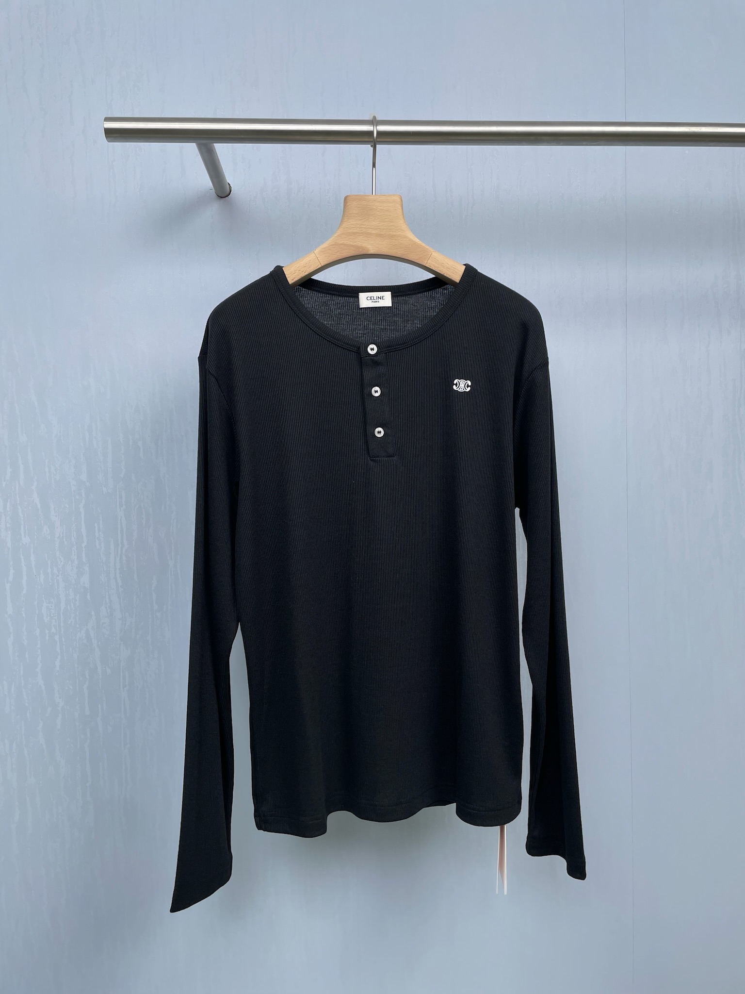 NO:456077,Celine 2025 autumn and winter new Arc de Triomphe logo embroidered Henry shirt, autumn outfit guide, low saturation colors can easily grasp early autumn, early autumn low saturation colors, daily commuting, Henry collar button long sleeves are a hot topic this year, careful wiring and segmentation design makes this basic long sleeves simple and not simple, Leather style makes the inner fit more appropriate, retro U-neck design highlights the collarbone lines, lengthens the neck lines, and is simple and neat, just right style, the upper body is full of slack feeling, selected pure cotton material, the dress is delicate and skin-friendly, the upper body is as comfortable as the second layer of skin, this Henry style has been out of date for many years, it looks ordinary, and the upper body will definitely be particularly surprised. SML, celine, alexander wang19860909Celine2025秋冬新款凯旋门logo刺绣亨利衫,秋日穿搭指南,低饱和色系也能轻松拿捏早秋,早秋的低饱和度的色系穿搭,拿捏日常通勤,亨利领的纽扣长袖堪称今年大热门,小心机走线分割设计,让这件基础款长袖也变得简约不简单,Leather版型使得内搭起来更加得体,复古U领设计凸显锁骨线条,拉长脖颈线条,剪裁精简利落,恰到好处的版型,上身松弛感满满,甄选纯棉材质 整衣细腻亲肤,上身如第二层肌肤般舒适,这种亨利款就是放好多年都不过时,看起来平平无奇,上身一定会特别惊喜. 码数SML,,celine,alexander wang,Women's clothing