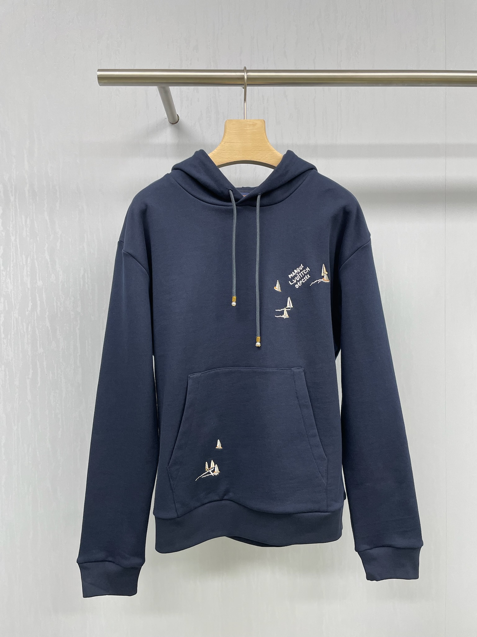 NO:456087,LV2025 autumn new sailing logo embroidered hooded sweatshirt, your autumn must-have item, whether it is worn alone or matched, the Oversized style and soft fabric are as comfortable as surrounded by clouds. I especially like the small design on the chest, which is simple but not simple, low-key and high-end. Whether traveling or daily leisure, it is quite versatile and practical. It is a must-have for wardrobe that demonstrates the style of trendy people and business. All-cotton ring fabrics, skin-friendly and comfortable touch, the upper body is very smooth and soft, the sailing logo on the chest is embellished, the style is simple and elegant, and can be perfectly controlled at any age. Whether it is leisure or daily exercise, it can be versatile to meet your various matching needs. Choose it for the first sweatshirt in autumn. SML,,louis  vuitton, versace, hoodie, sweatshirts, hats, alexander wang19860909LV2025秋季新款帆船logo刺绣连帽卫衣,你的秋季必备单品,无论是单穿还是搭配都超百搭,Oversized的版型,柔软的面料,仿佛被云朵包围般舒适,我尤其喜欢胸前的小设计,简洁而不简单,低调中透着高级,不管是旅行还是日常休闲都相当的百搭实用,完全是彰显潮人风范与商务并用的衣橱必备款,全棉圈圈面料,亲肤舒适的触感,上身很顺滑很软糯,胸前帆船logo点缀,款式简约大方,任何年龄均可完美驾驭,不论休闲还是日常运动都可百搭满足你的各种搭配需求,秋天的第一件卫衣,就选它了. 码数SML,,louis vuitton,versace,hoodie,sweatshirts,hats,alexander wang,Women's clothing